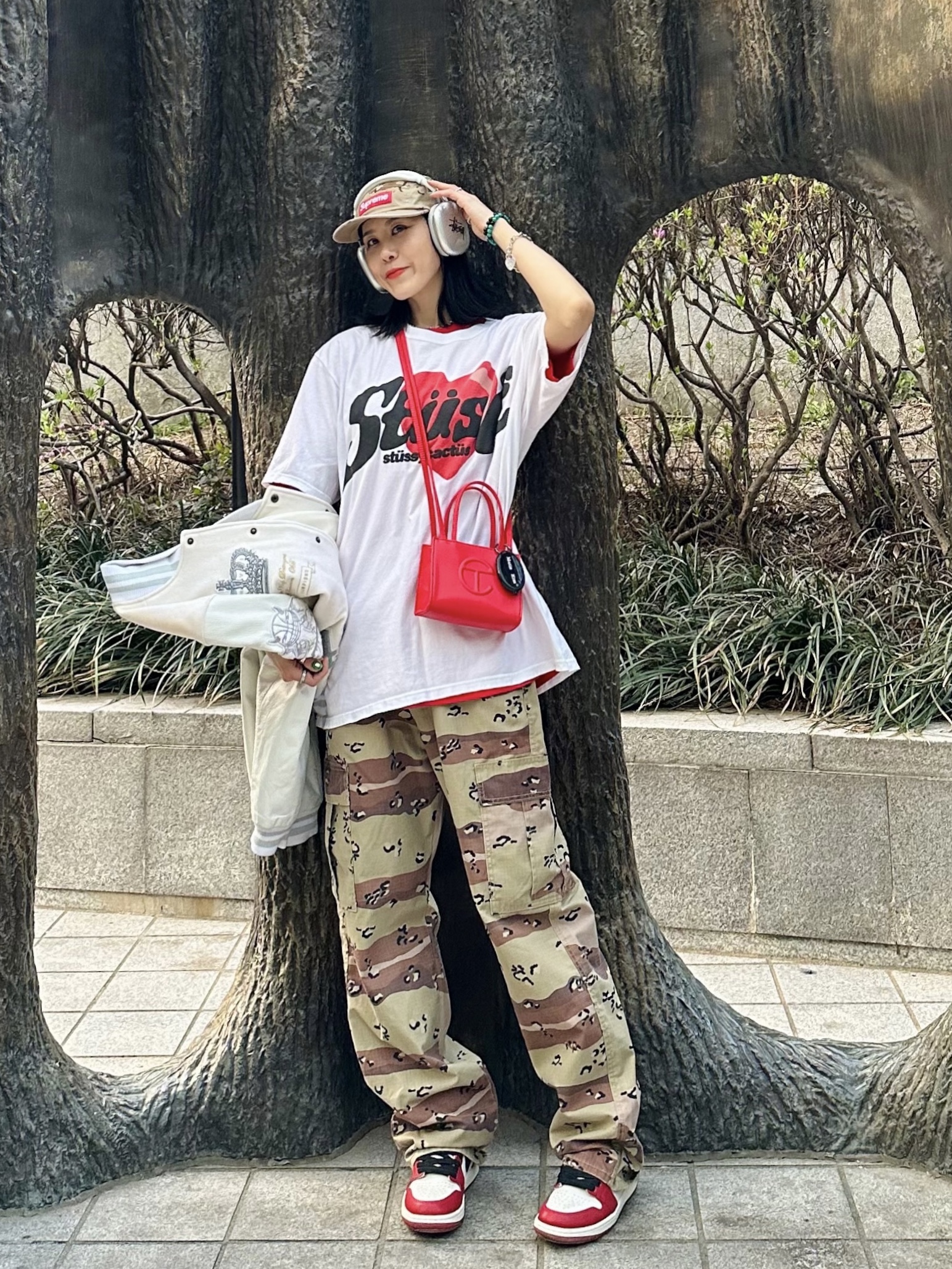 Jordan 1 Retro High OG Chicago 2022, Stussy x Cactus Plant Flea Market Heart T-Shirt 착용 스타일 - 1