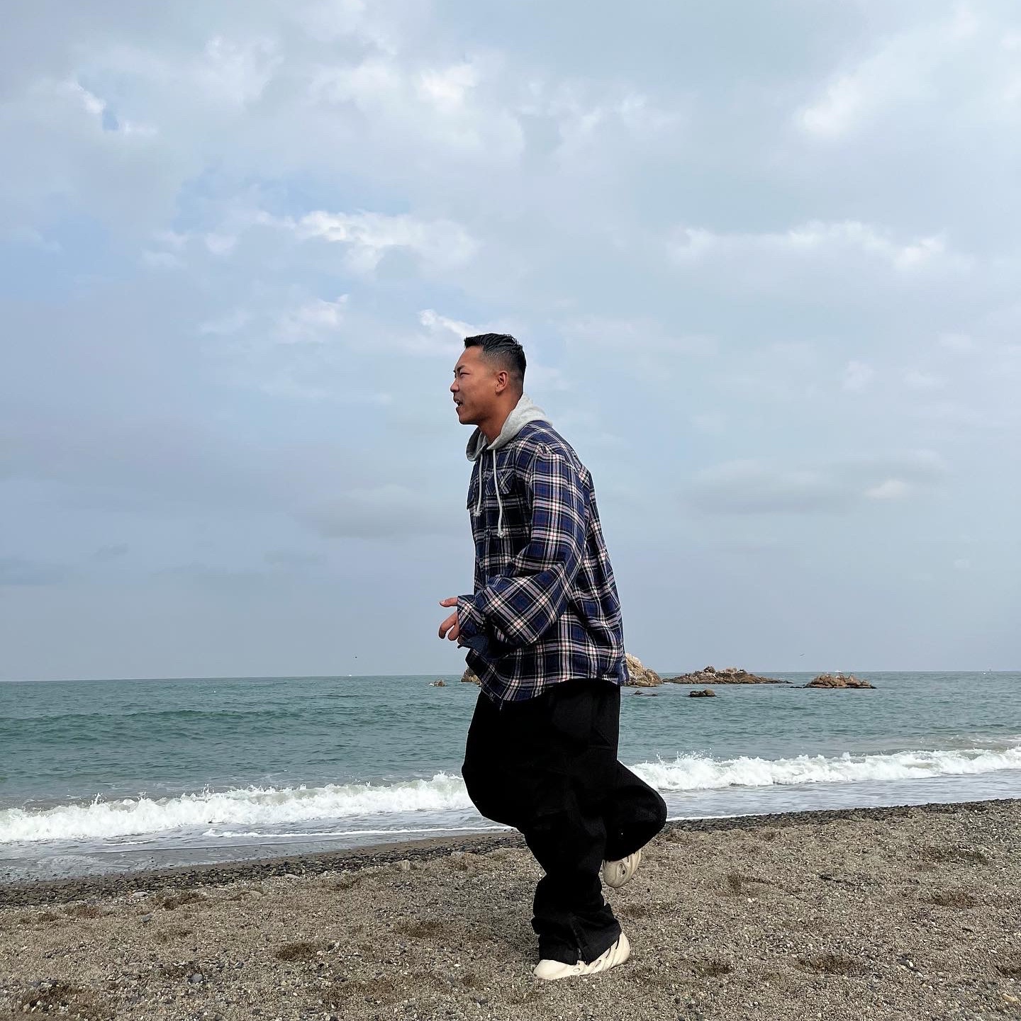 Adidas Yeezy Foam RNNR Sand, Project G/R Reversible Hoodie Check Shirts Navy 착용 스타일 - 2
