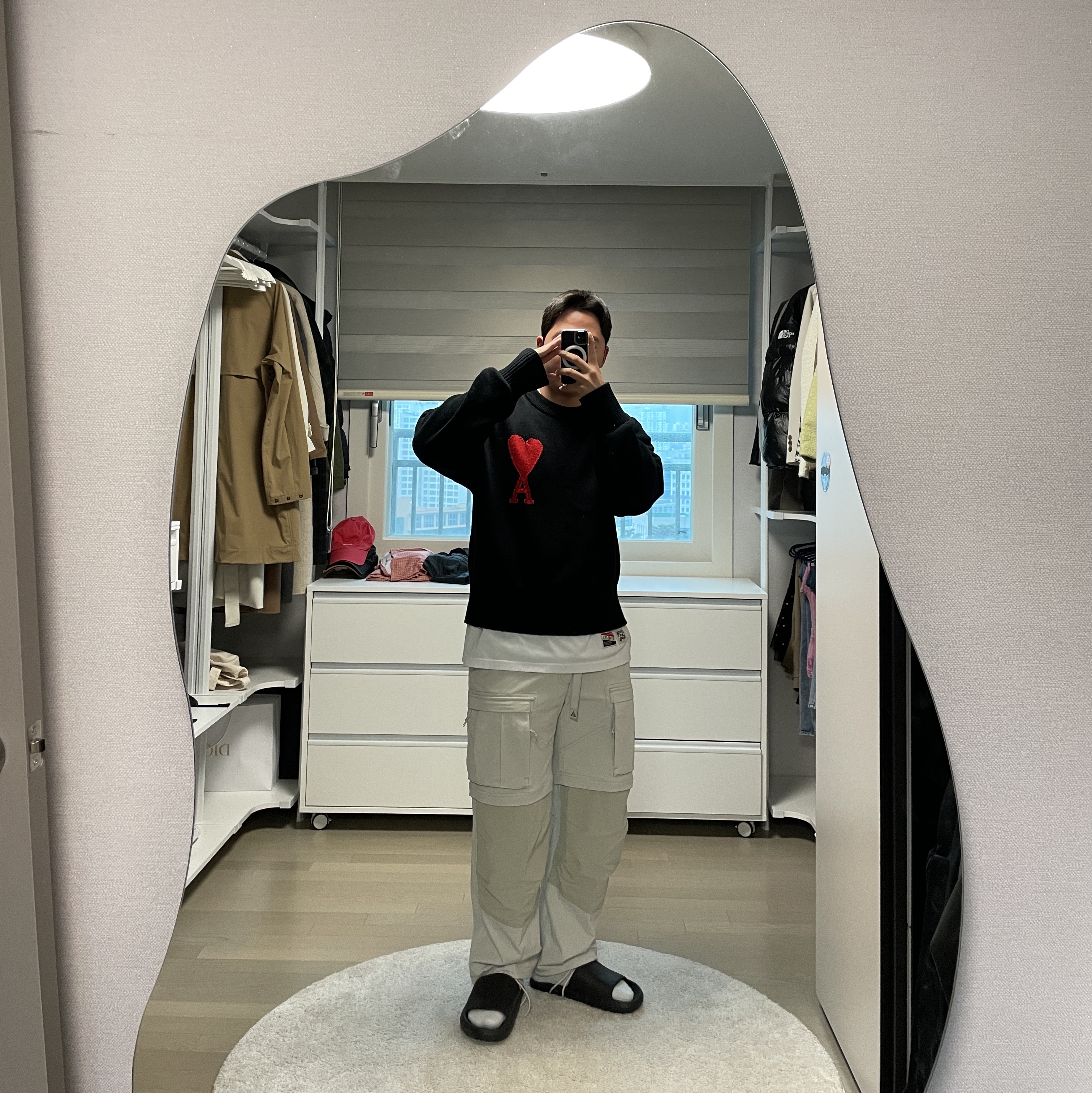 Nike ACG Smith Summit Cargo Pants Light Bone - Asia, AMI de Coeur Oversize Intarsia Sweater Black Red 착용 스타일 - 2