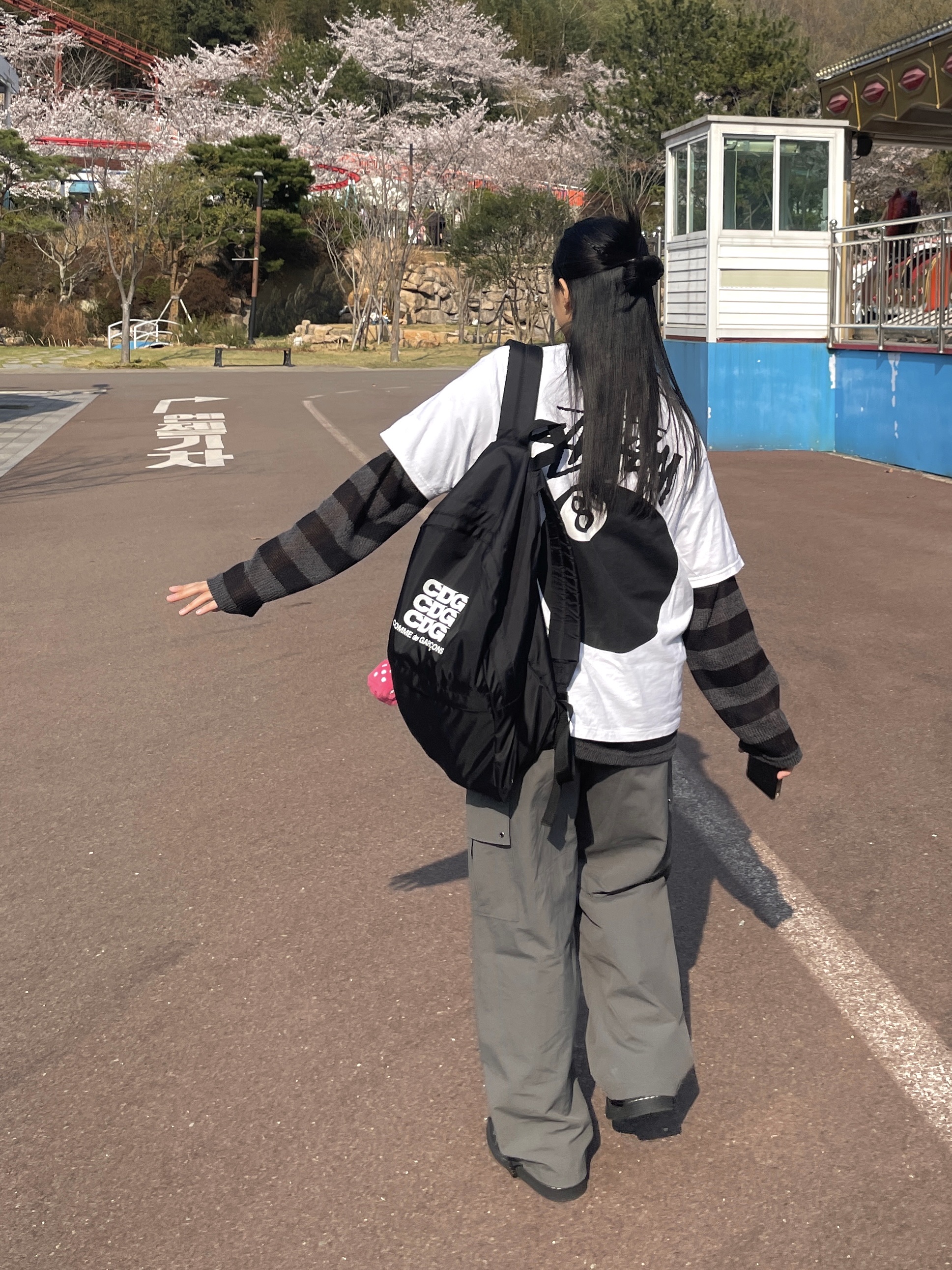 Stussy 8 Ball T-Shirt White - 22SS, CDG Backpack Black 착용 스타일 - 1