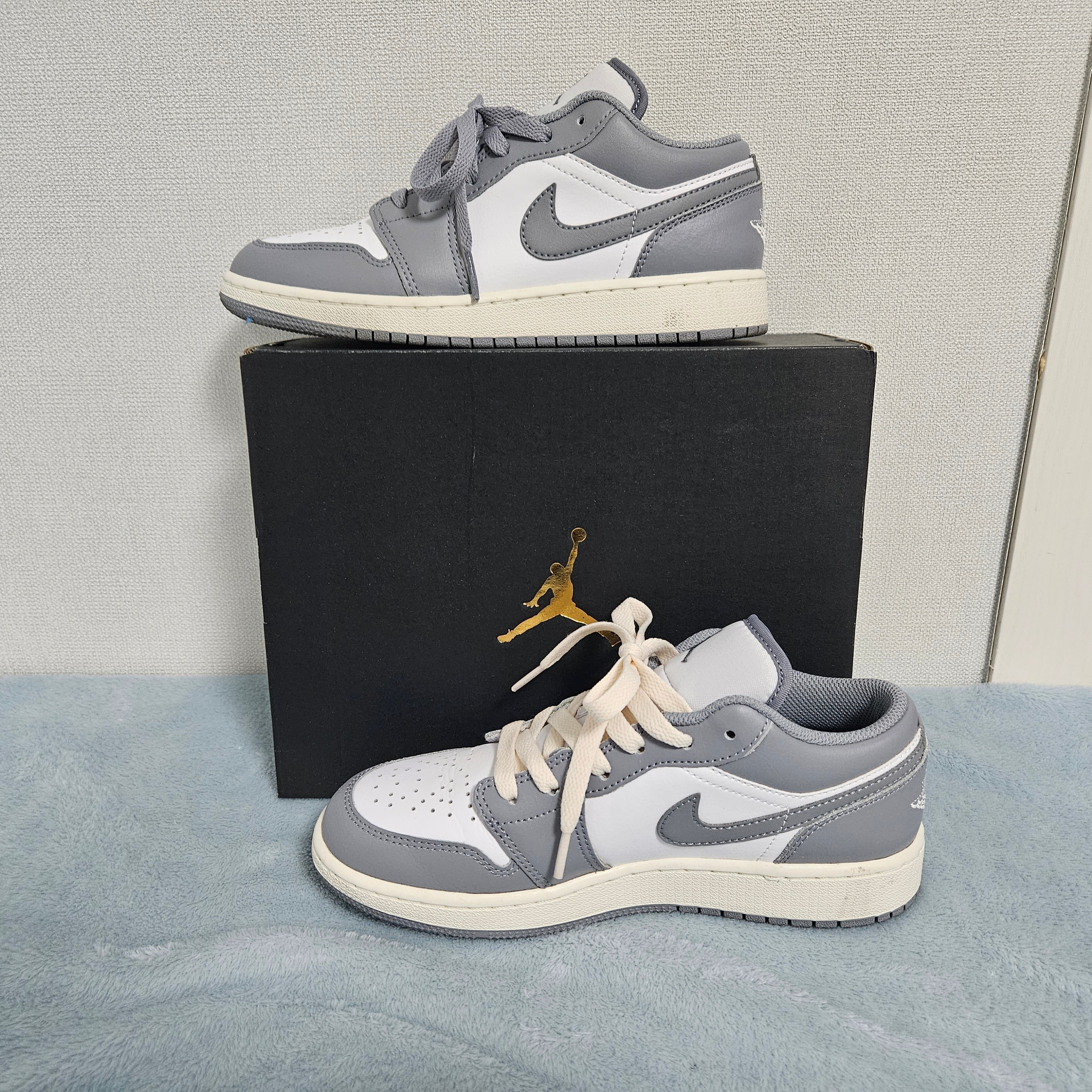 (GS) Jordan 1 Low Stealth and White 착용 스타일 - 1