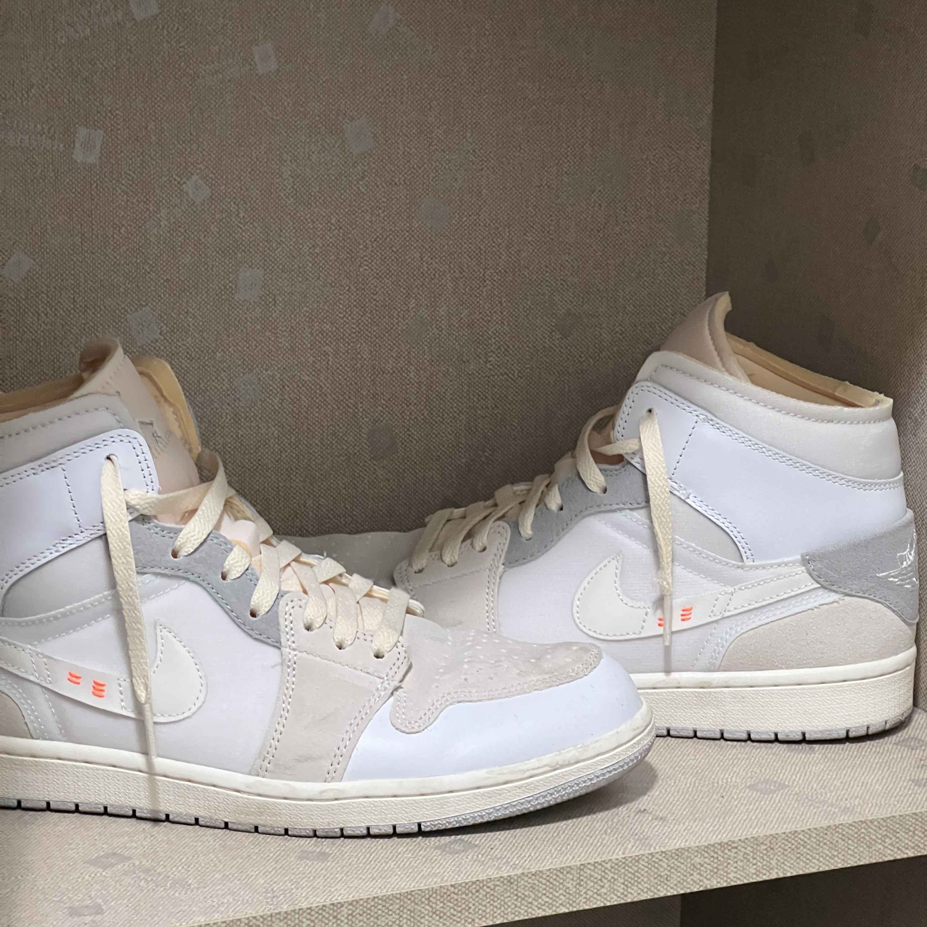 Jordan 1 Mid SE Craft White and Phantom 착용 스타일 - 1
