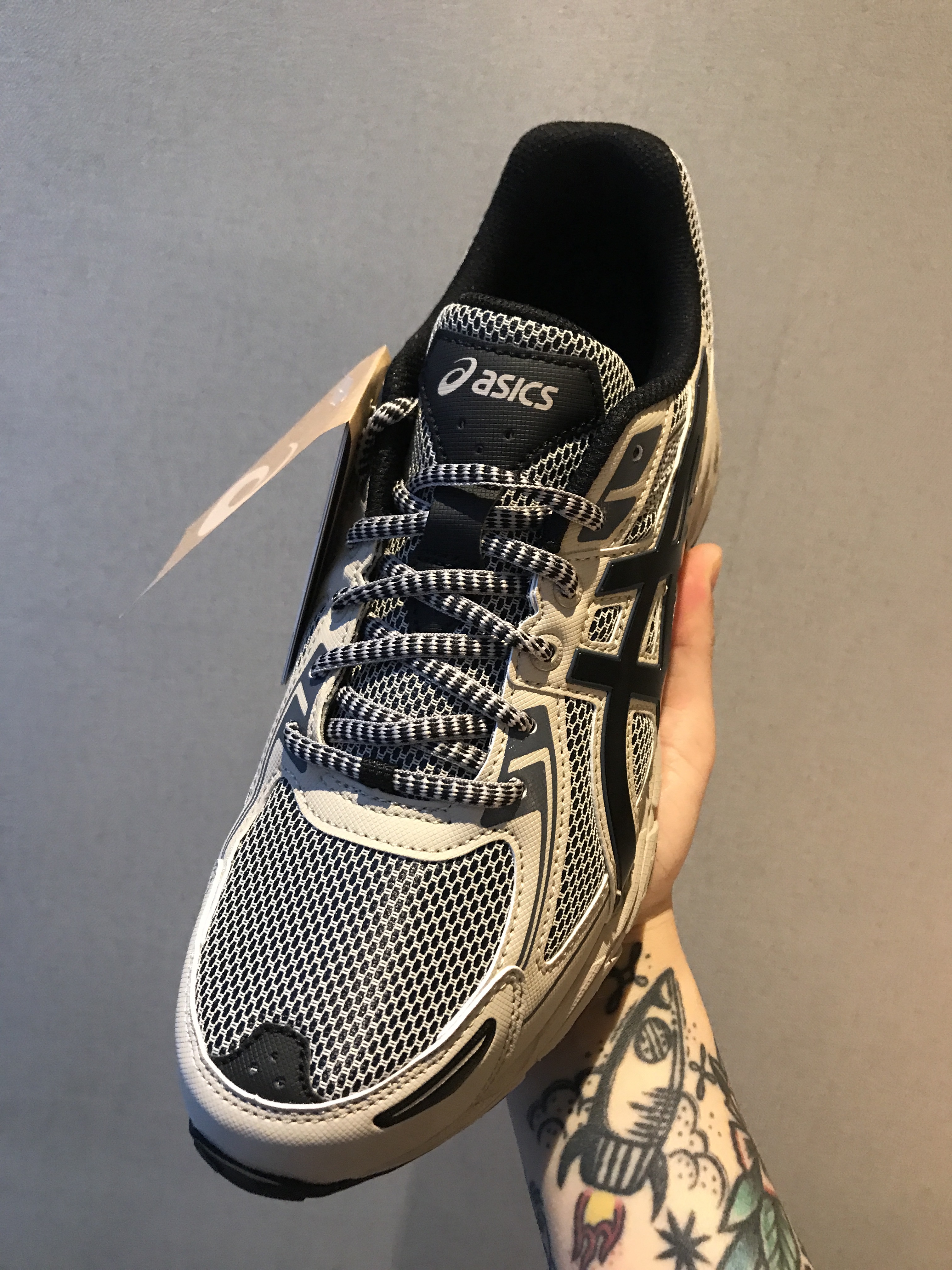 Asics Gel-Venture 6 Feather Grey Black 착용 스타일 - 2