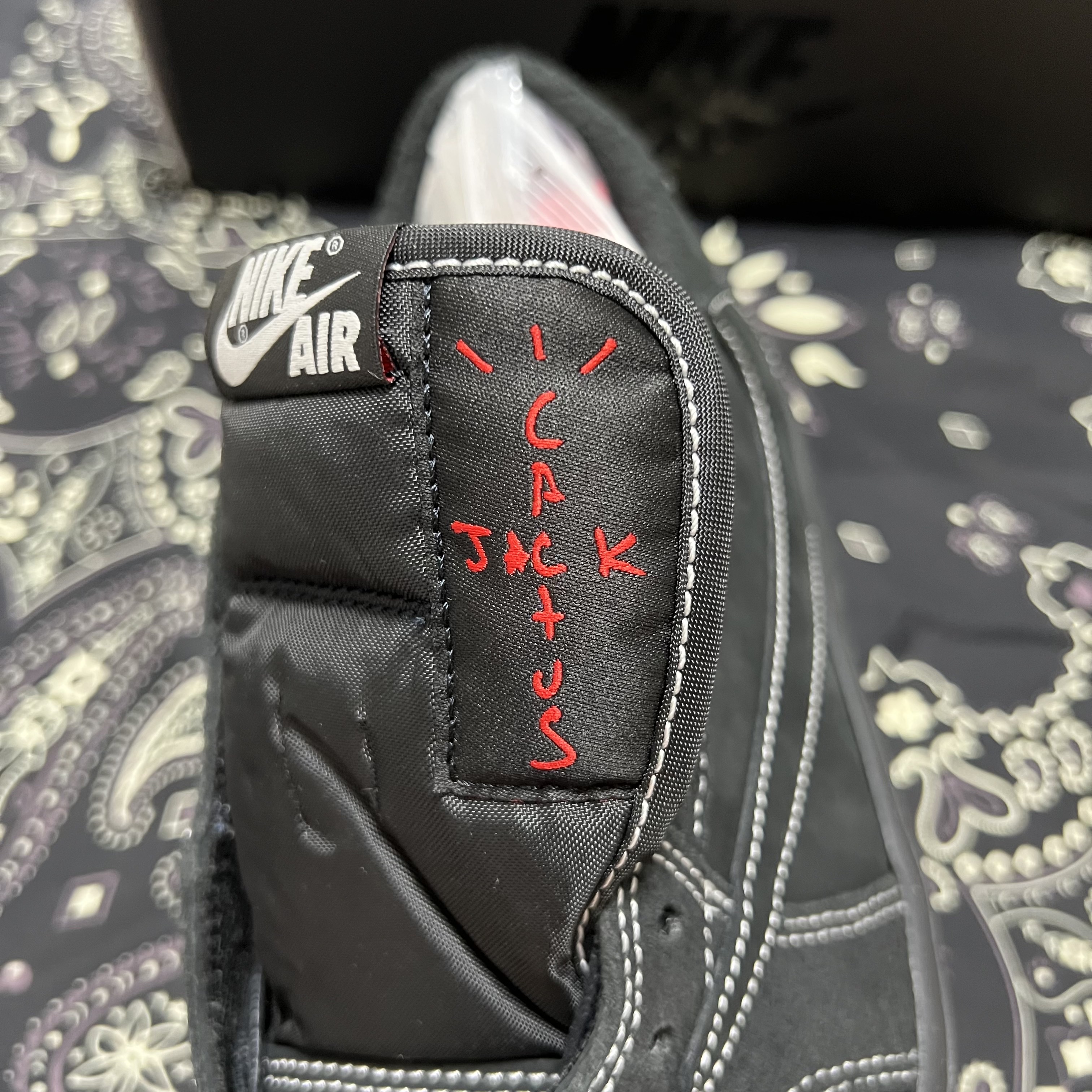 Jordan 1 x Travis Scott Retro Low OG SP Black Phantom 착용 스타일 - 2