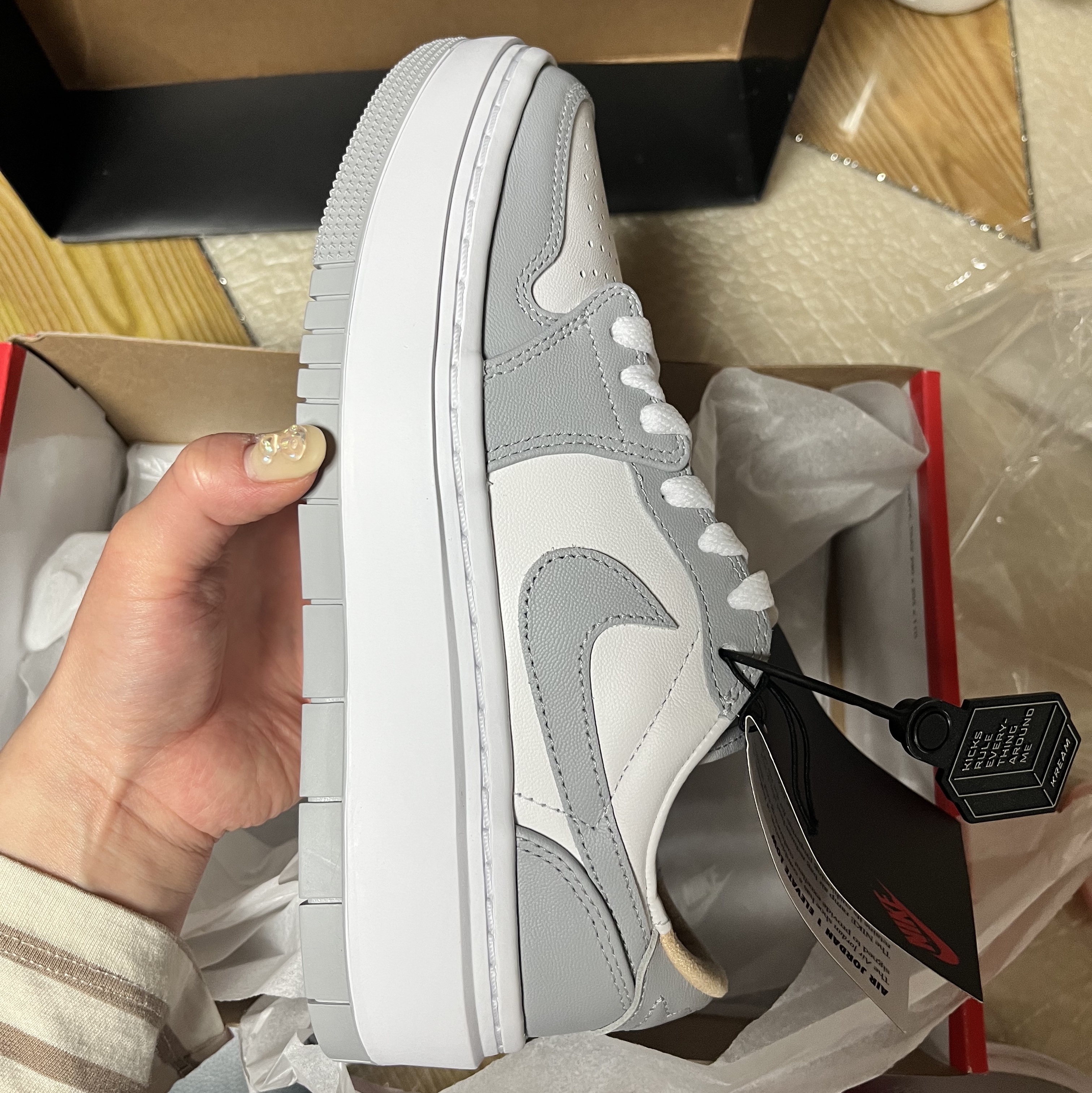 (W) Jordan 1 Elevate Low White and Wolf Grey 착용 스타일 - 4