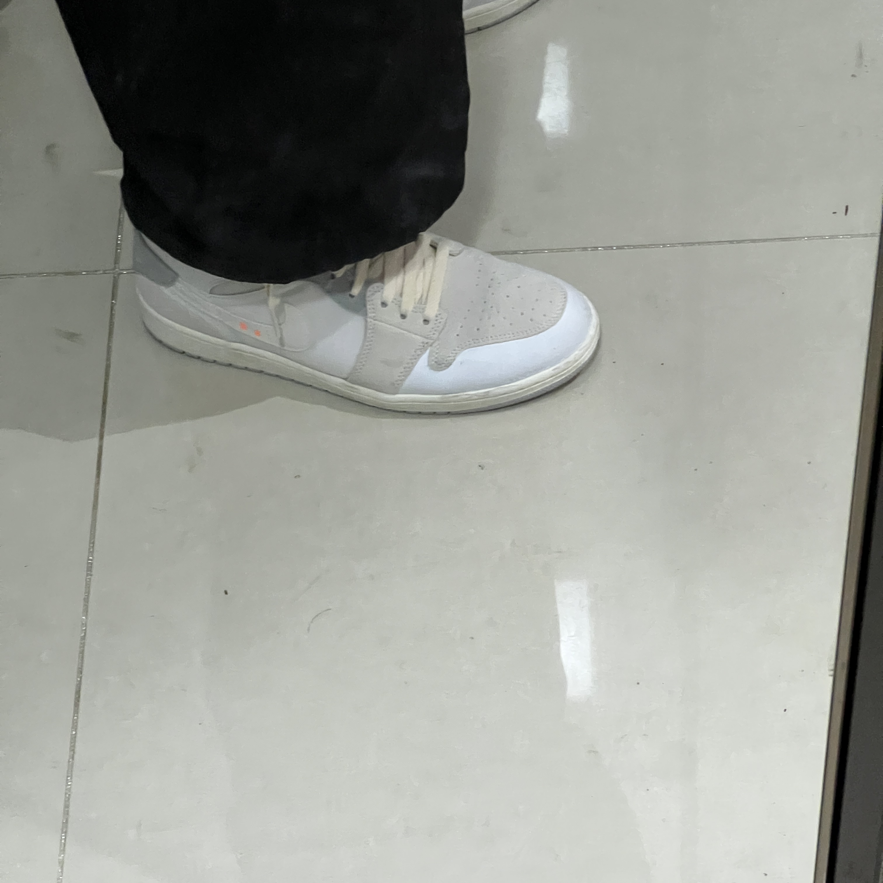 Jordan 1 Mid SE Craft White and Phantom 착용 스타일 - 4