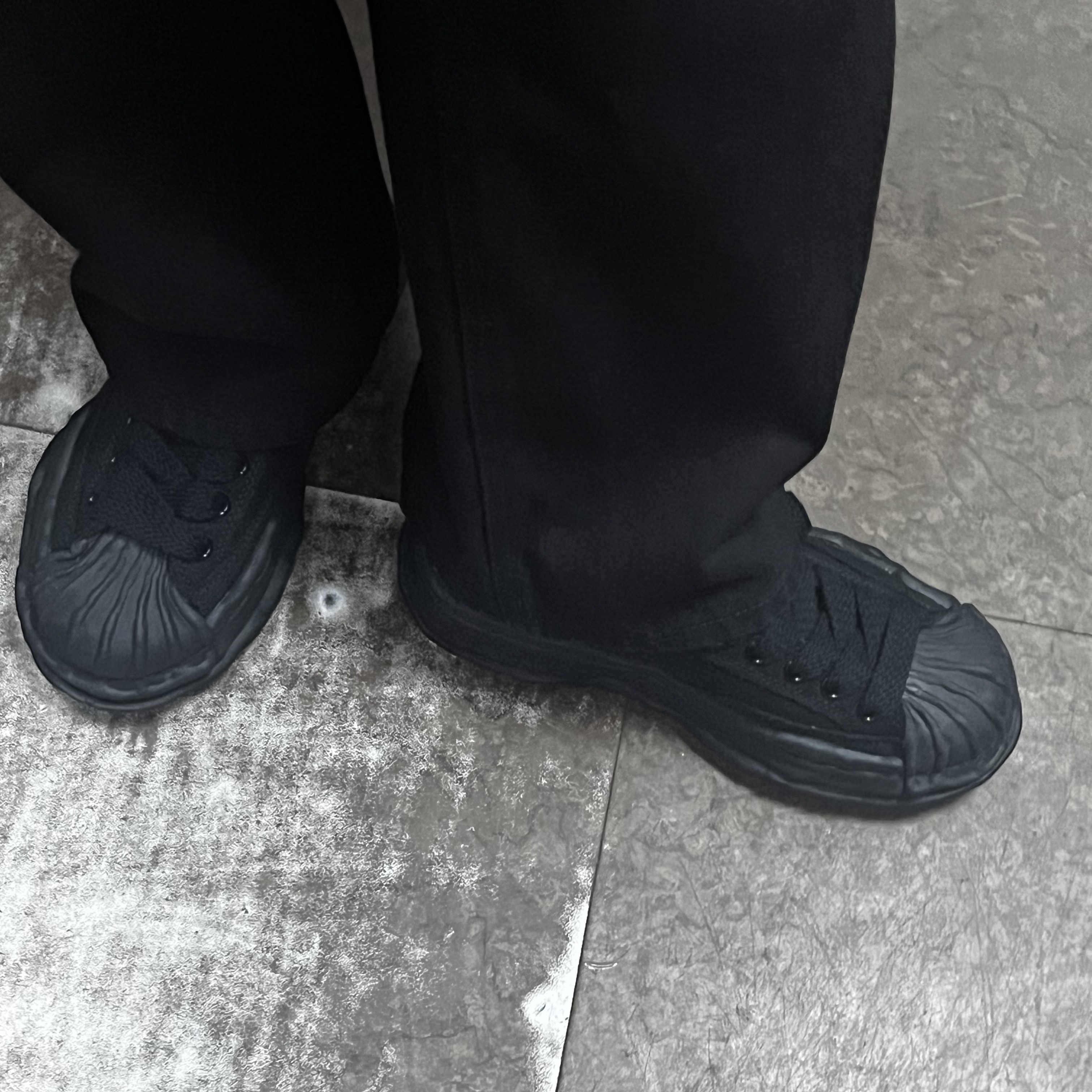 Maison Mihara Yasuhiro Blakey OG Sole Canvas Low-top Sneakers Black Black 착용 스타일 - 3