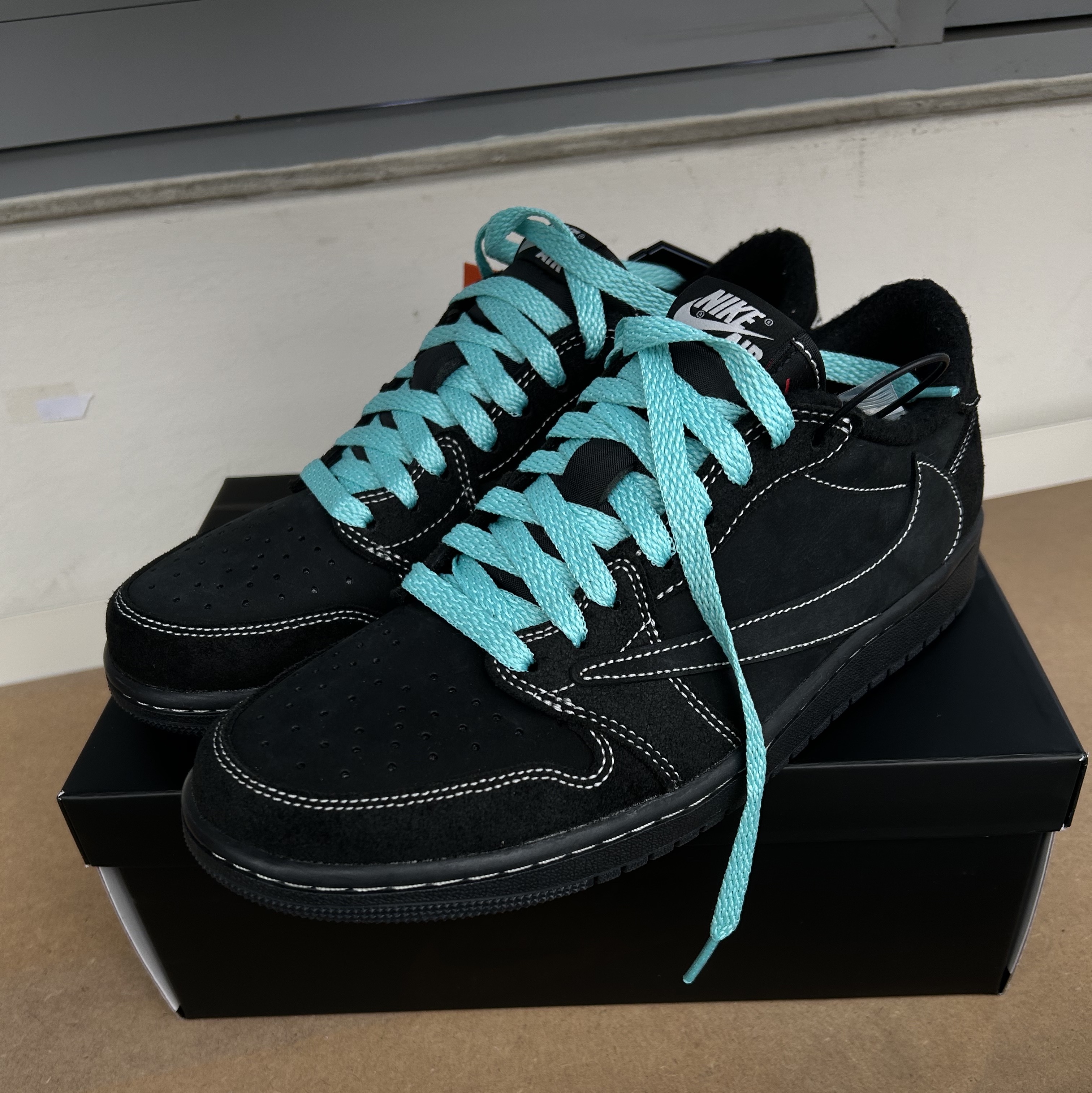 Jordan 1 x Travis Scott Retro Low OG SP Black Phantom 착용 스타일 - 1