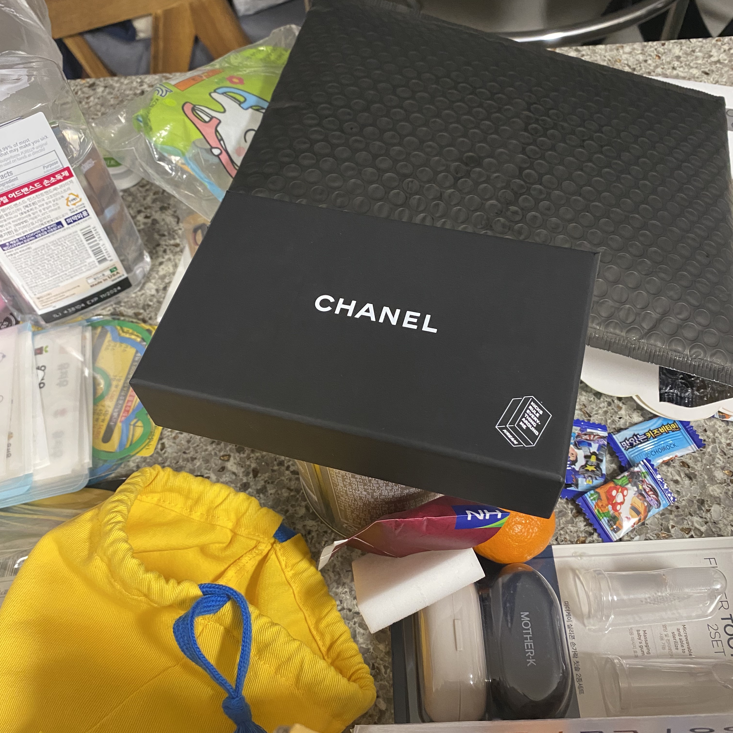 Chanel Classic Card Holder Grained Calfskin & Silver Black 착용 스타일