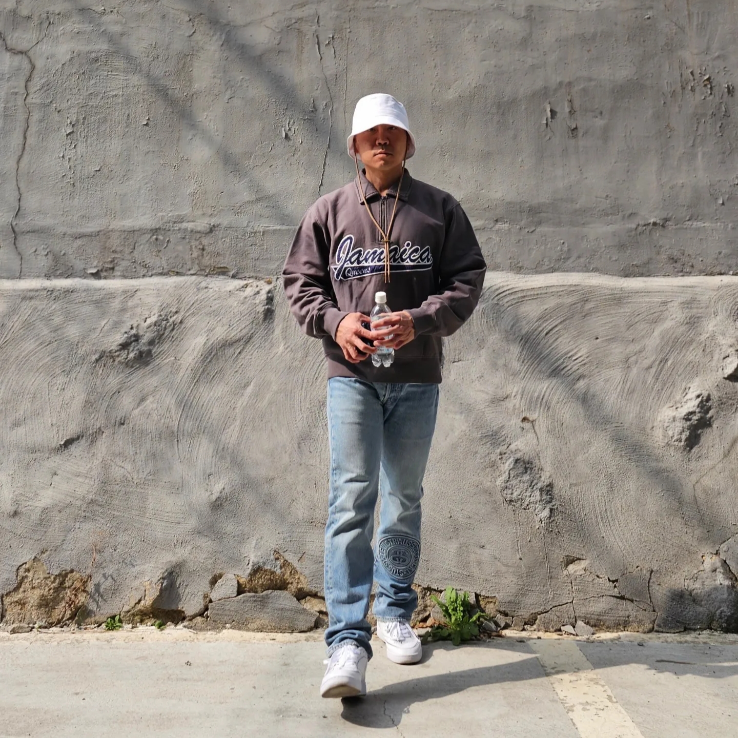 Stussy x Denim Tears Half Zip Fleece Charcoal, Nike x Jacquemus Bucket Hat White 착용 스타일 - 1
