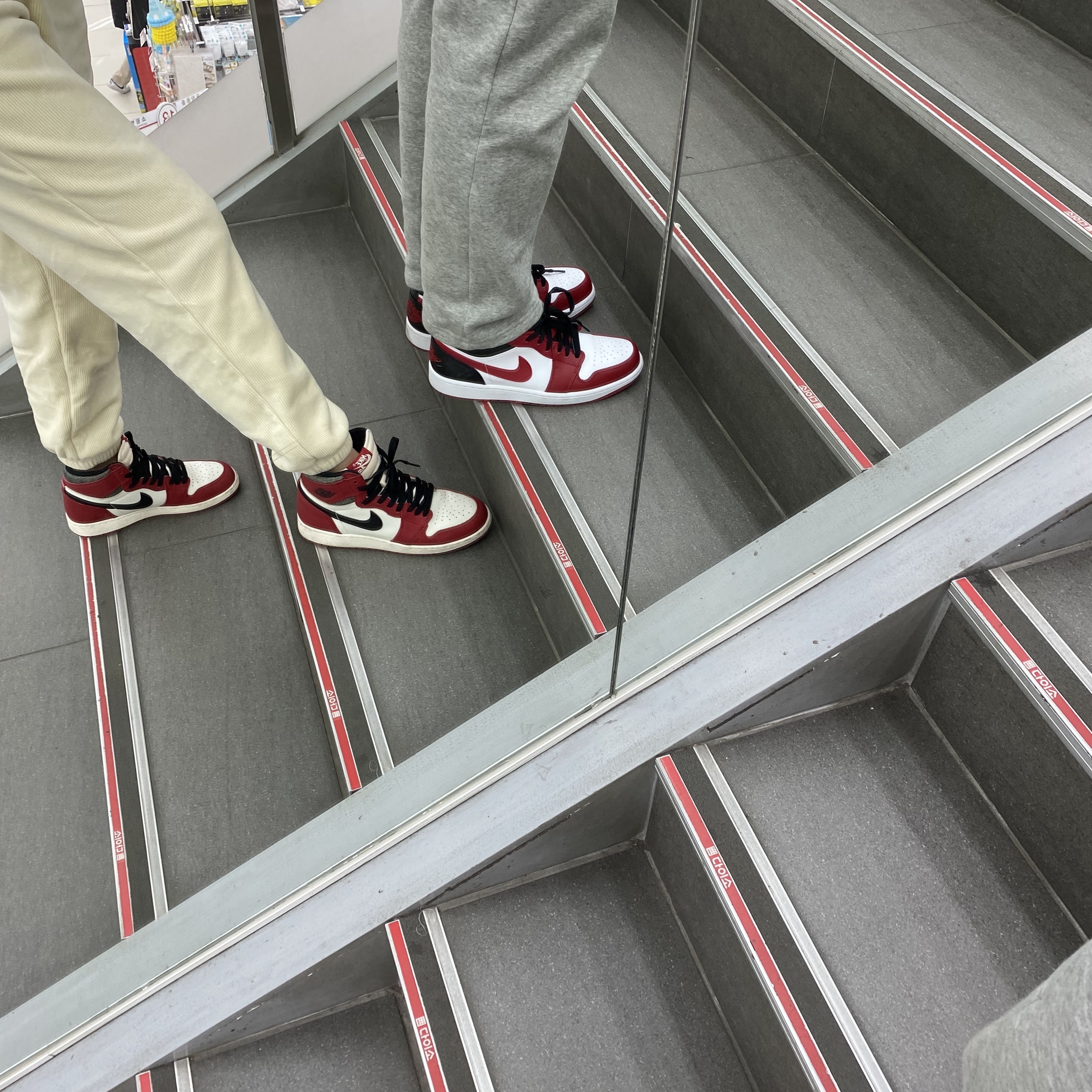 Jordan 1 Low White Gym Red Black, Jordan 1 Retro High OG Chicago 2022 착용 스타일