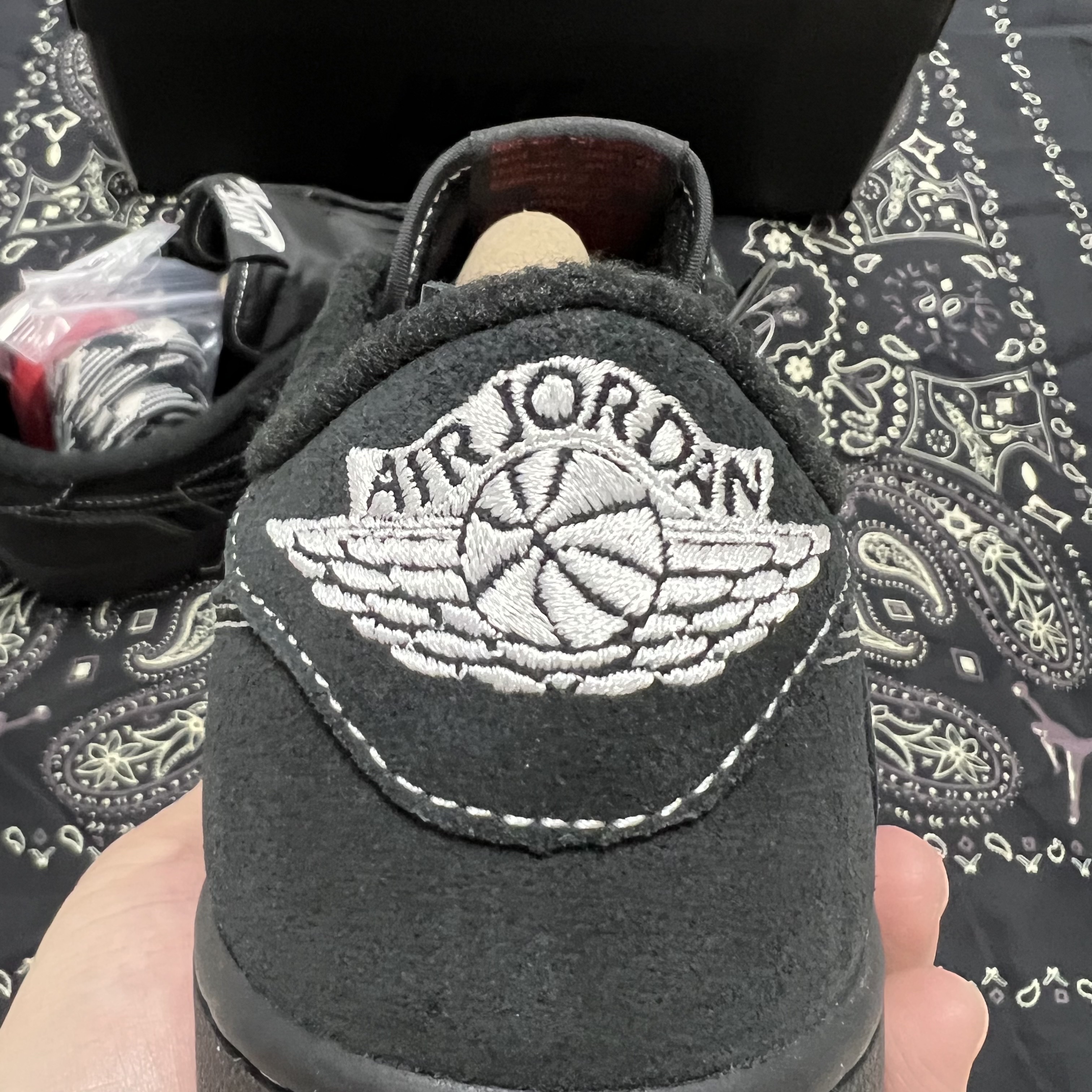 Jordan 1 x Travis Scott Retro Low OG SP Black Phantom 착용 스타일 - 3