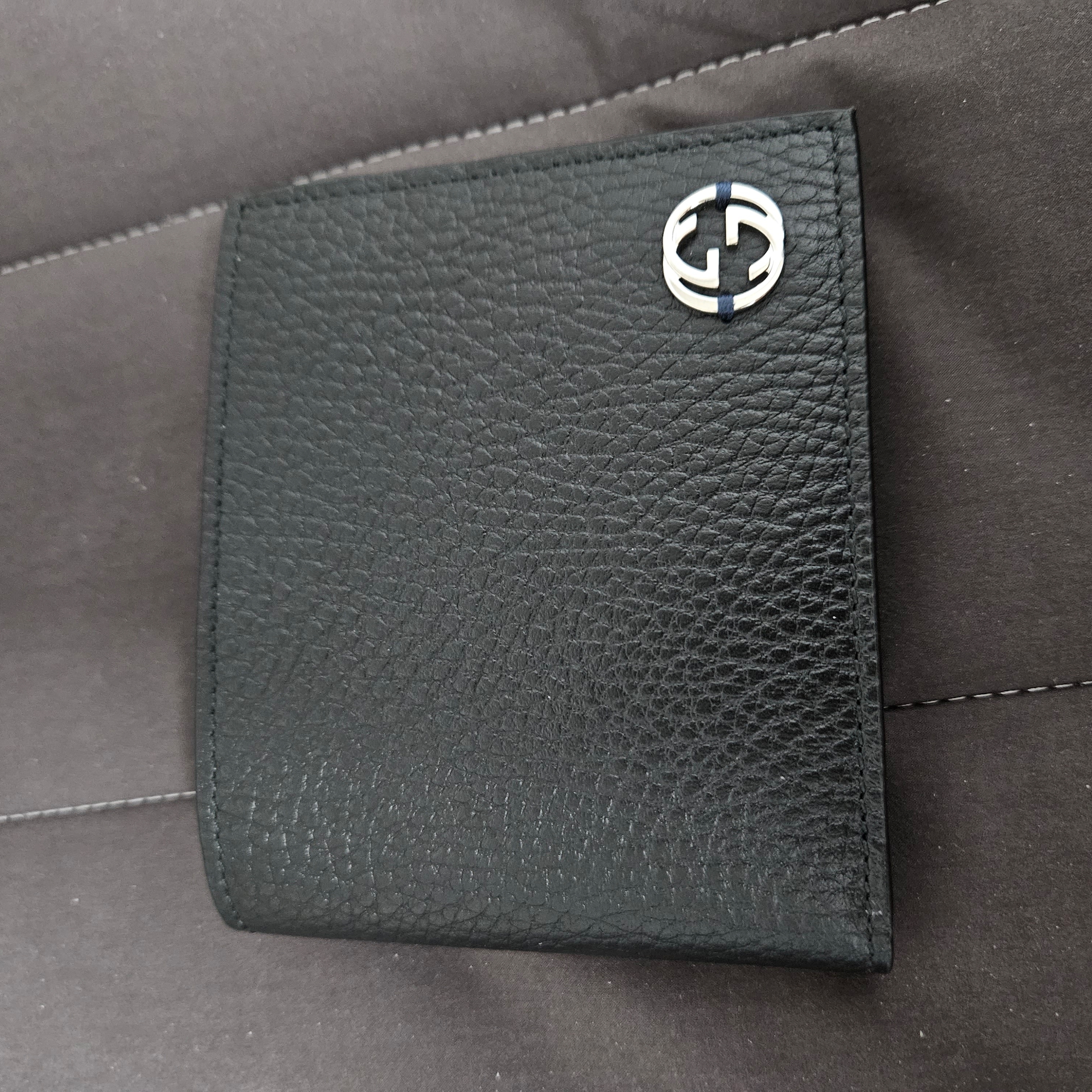Gucci GG Interlocking Bi-Fold Wallet Black 착용 스타일 - 3