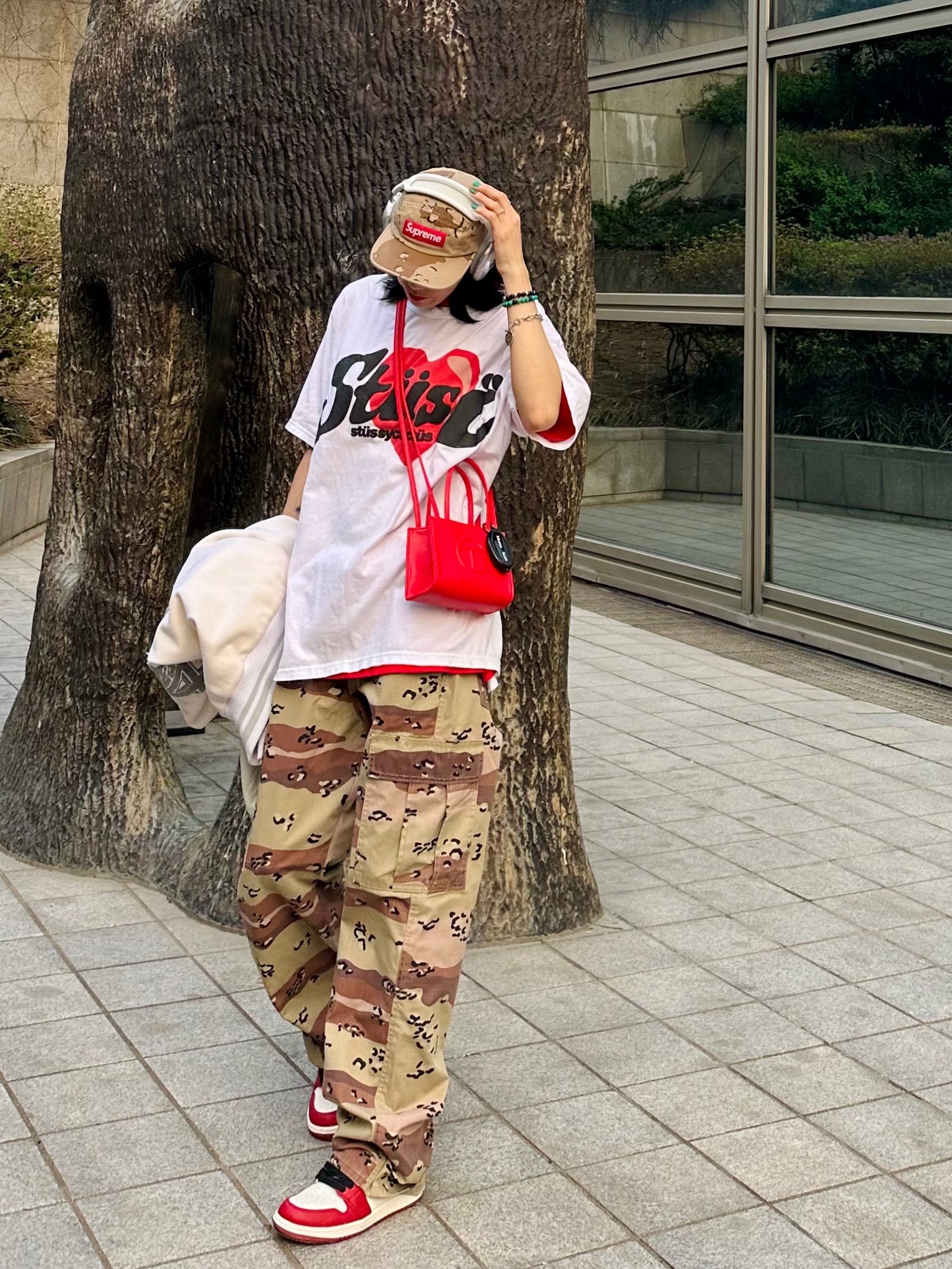 Jordan 1 Retro High OG Chicago 2022, Stussy x Cactus Plant Flea Market Heart T-Shirt 착용 스타일 - 2