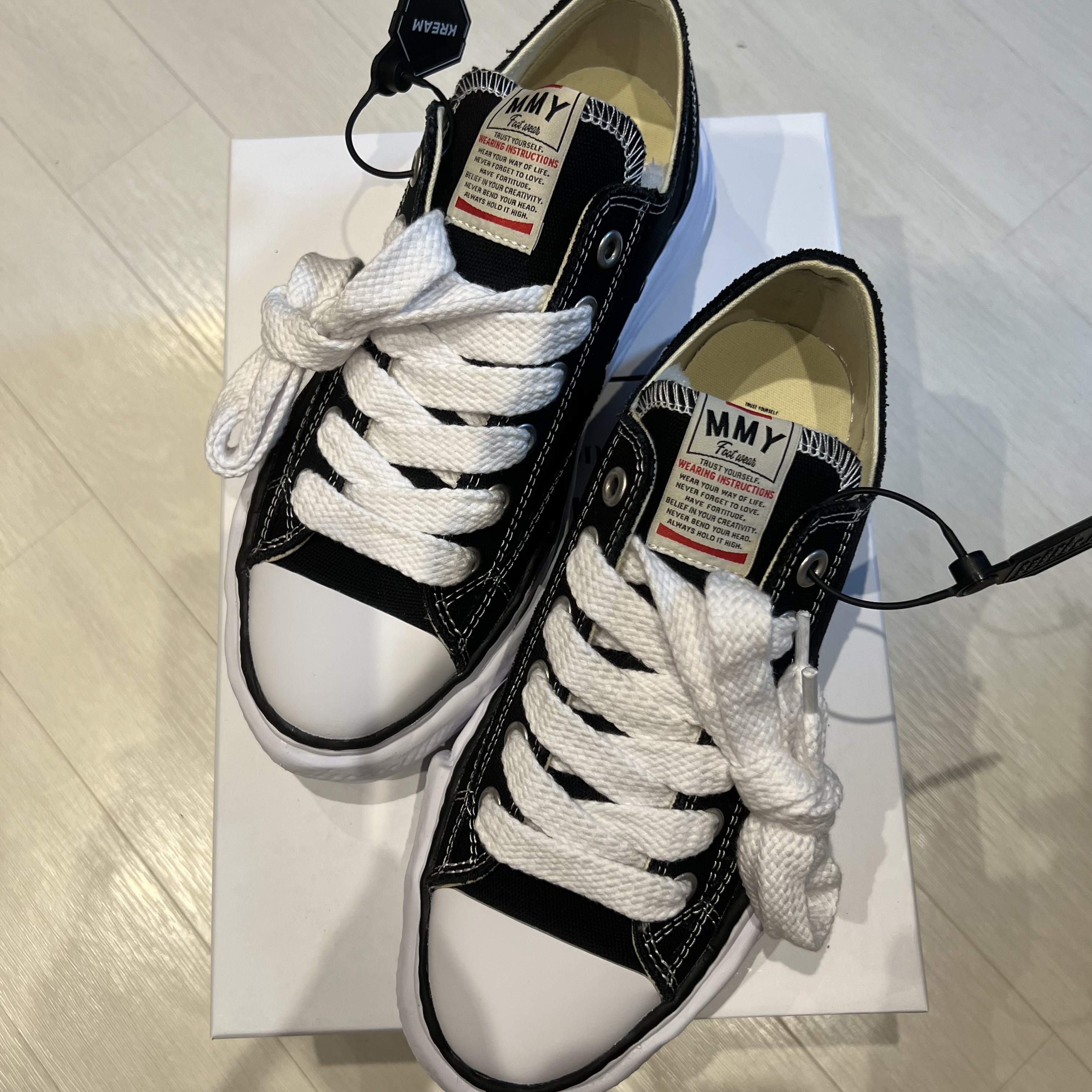 Maison Mihara Yasuhiro Peterson OG Sole Canvas Low Sneakers Black 착용 스타일 - 3