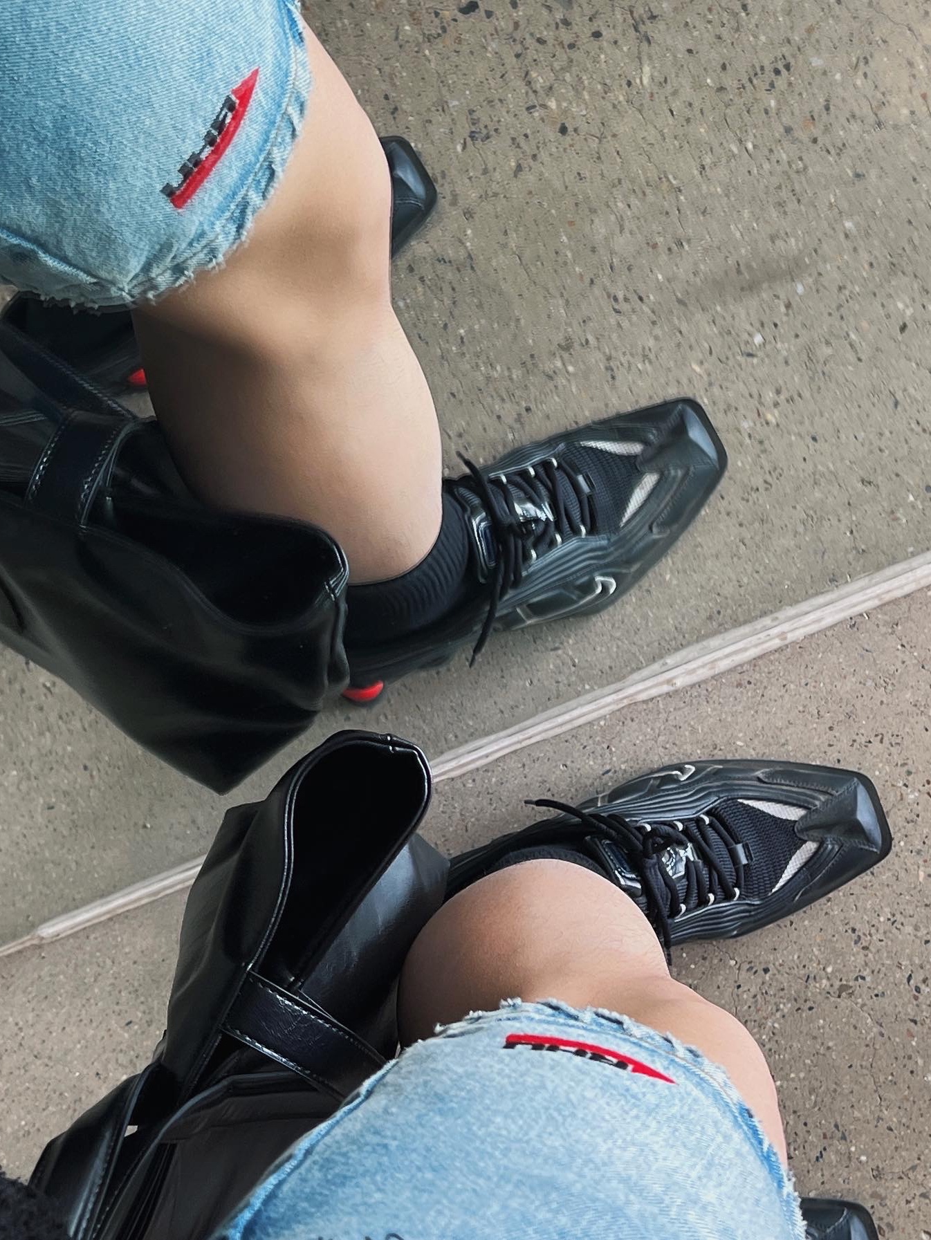 Nike x Martine Rose Shox MR4 Black 착용 스타일 - 2