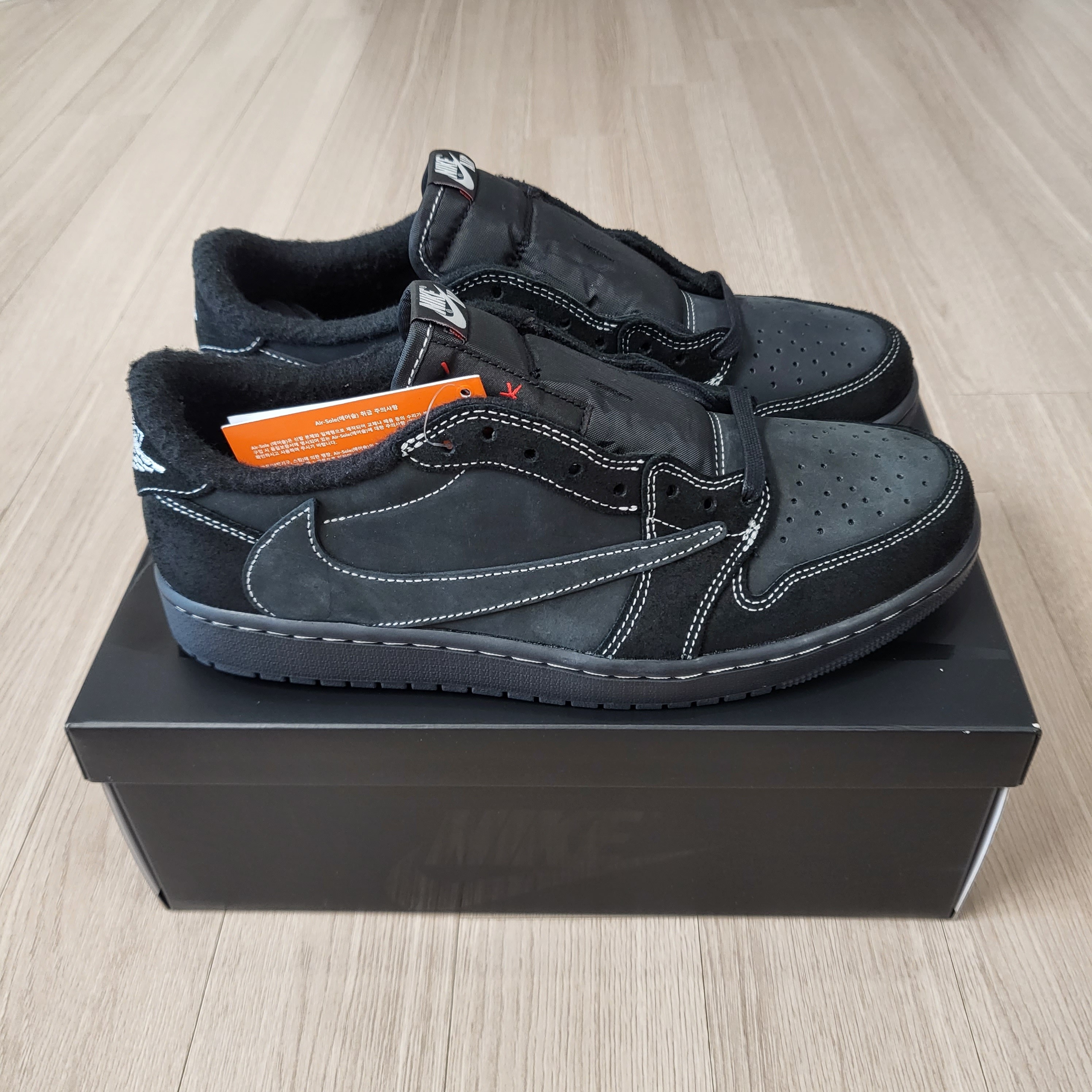 Jordan 1 x Travis Scott Retro Low OG SP Black Phantom 착용 스타일
