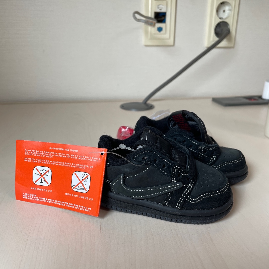 (TD) Jordan 1 x Travis Scott Retro Low OG SP Black Phantom 착용 스타일 - 2