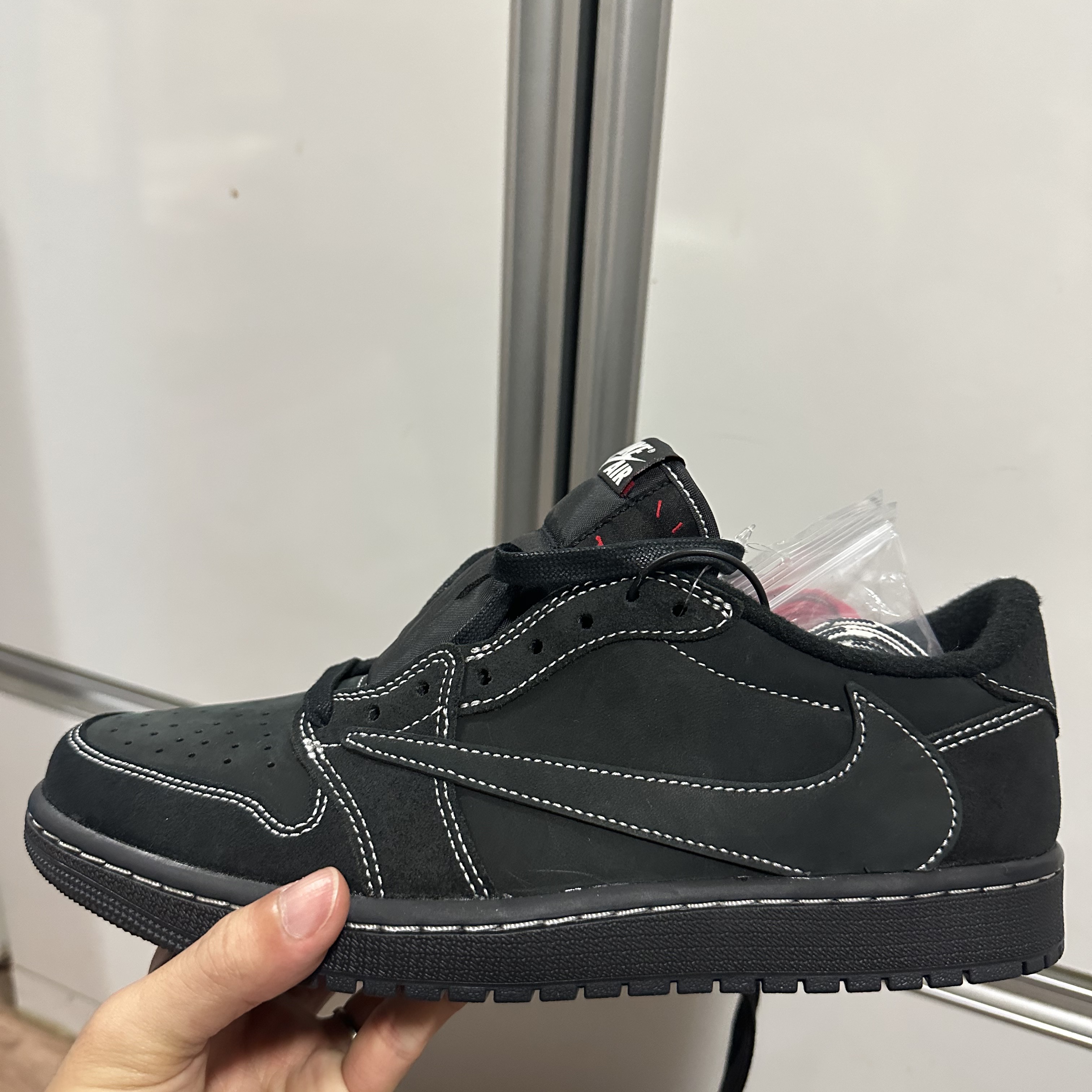 Jordan 1 x Travis Scott Retro Low OG SP Black Phantom 착용 스타일 - 2