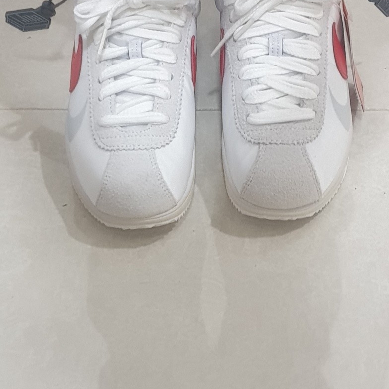 Nike x Sacai Zoom Cortez SP White and University Red 착용 스타일 - 3