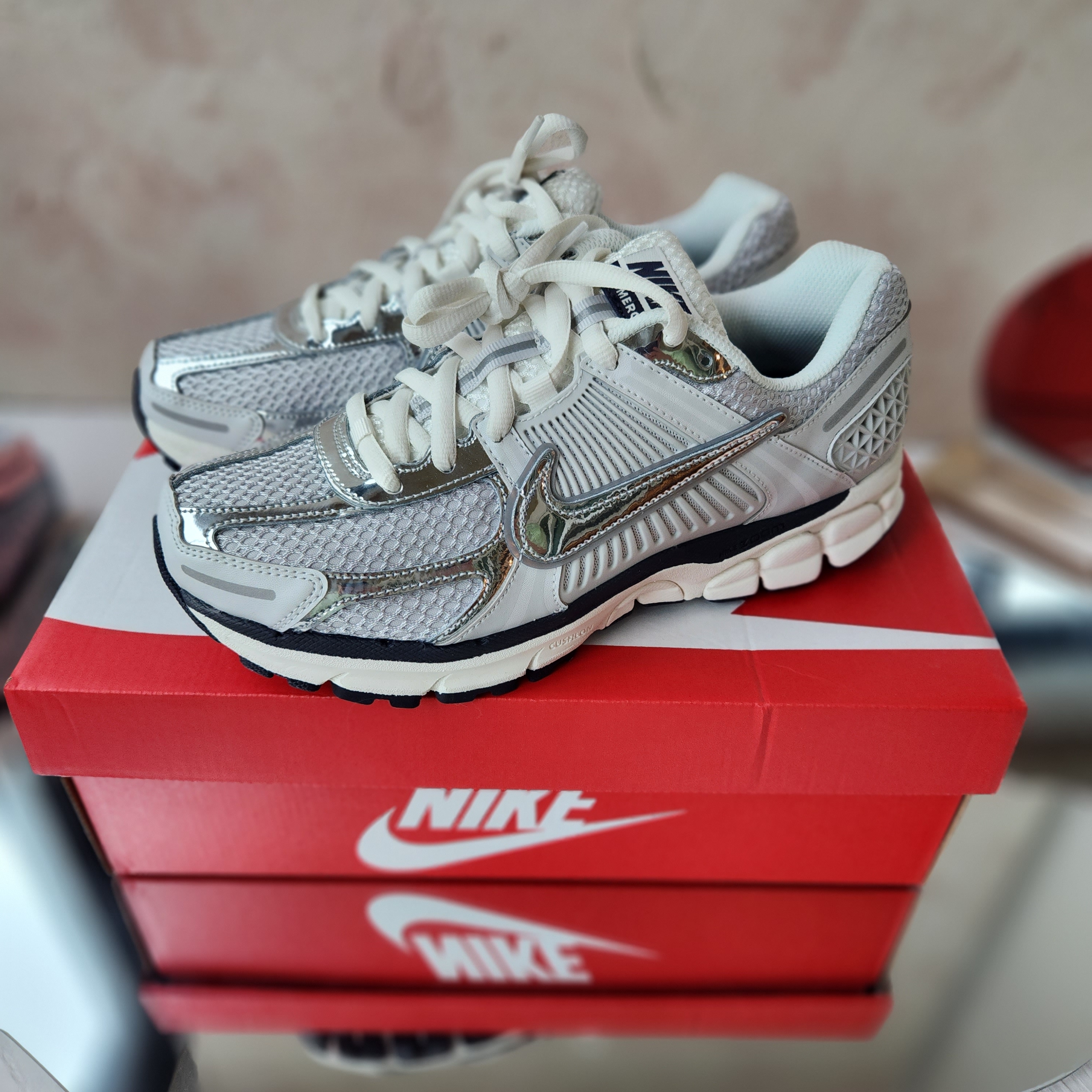 (W) Nike Zoom Vomero 5 Photon Dust and Metallic Silver 착용 스타일