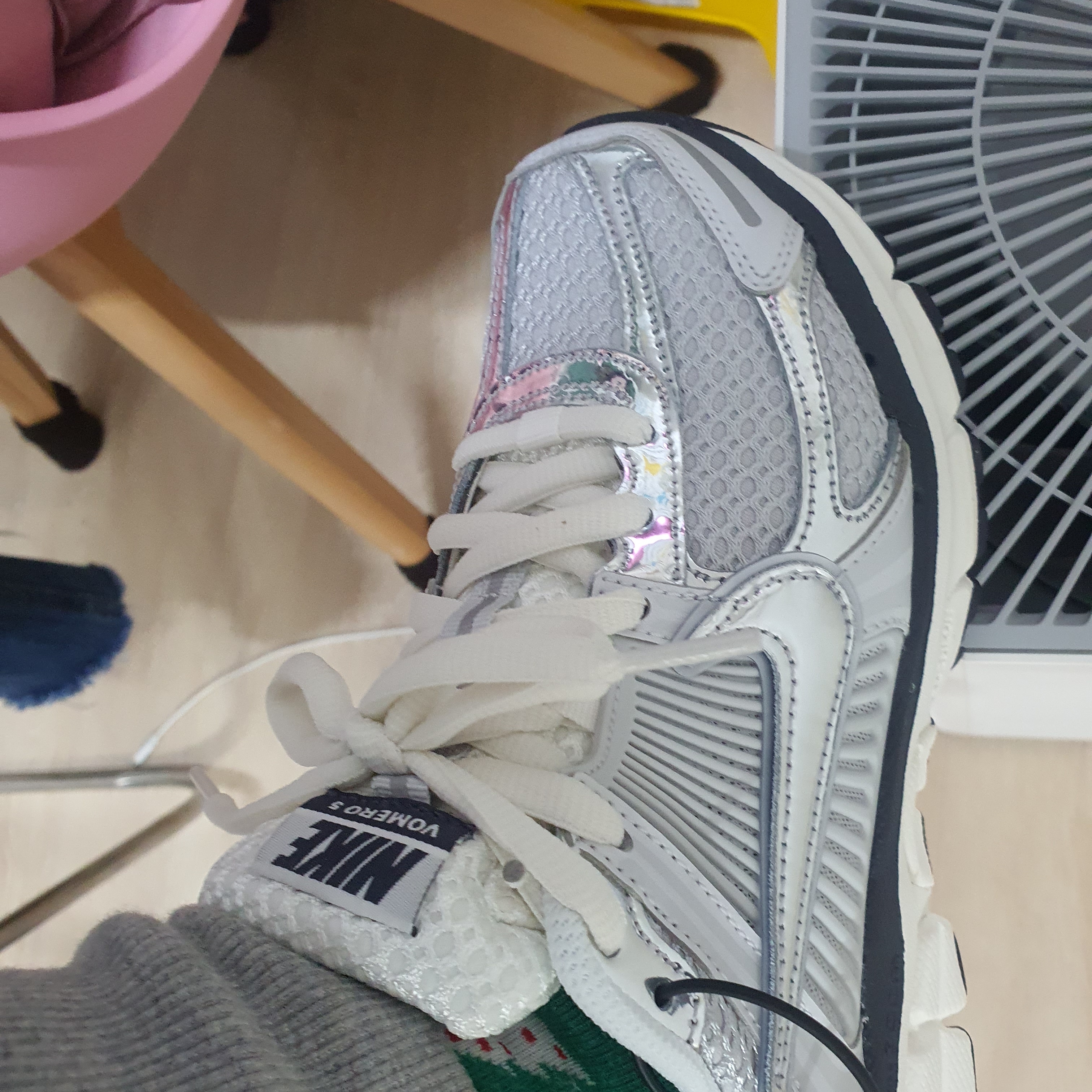 (W) Nike Zoom Vomero 5 Photon Dust and Metallic Silver 착용 스타일 - 1