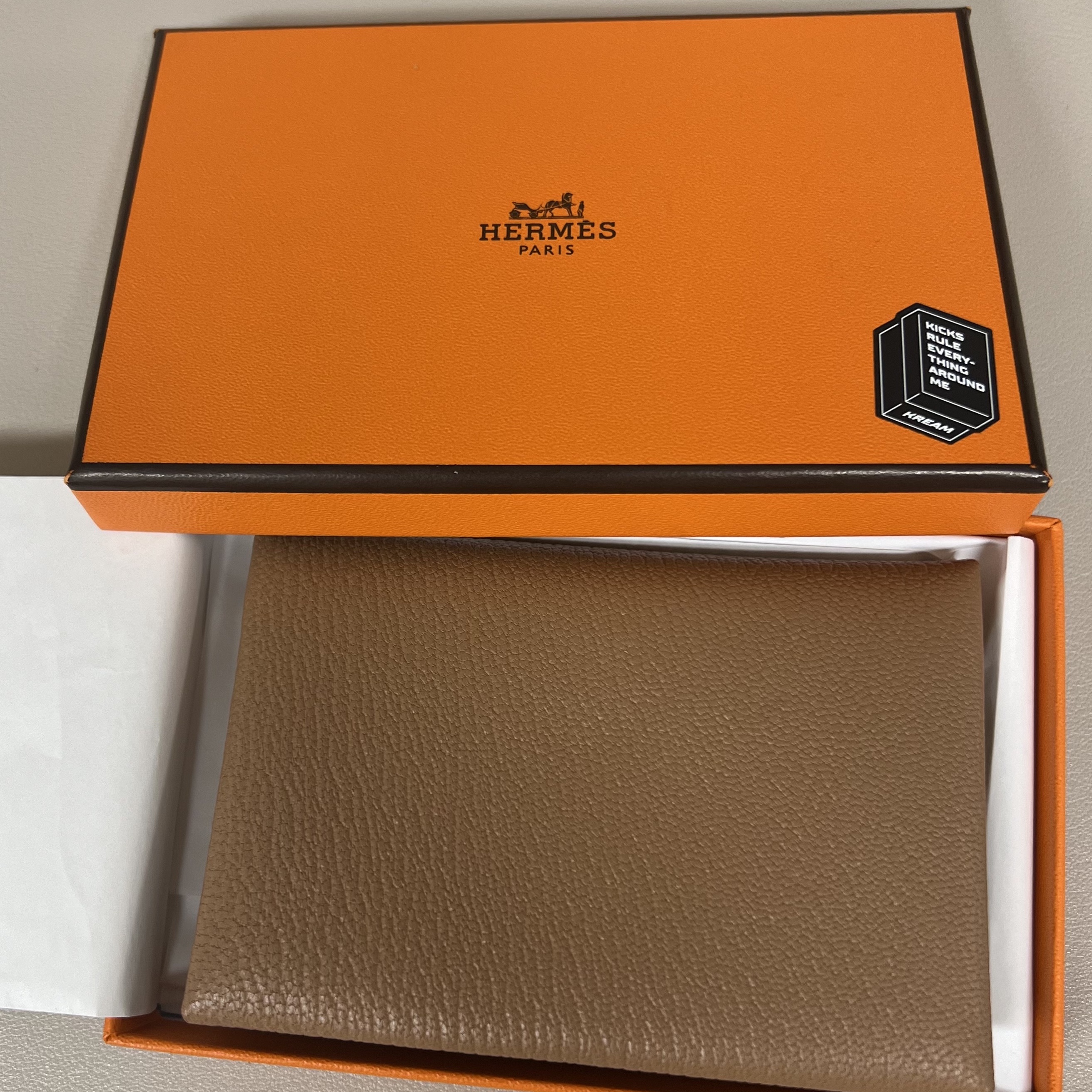 Hermes Calvi Duo Compact Verso Card Holder Mysore Goatskin & Palladium Quebracho Mauve Sylvestre 착용 스타일 - 1