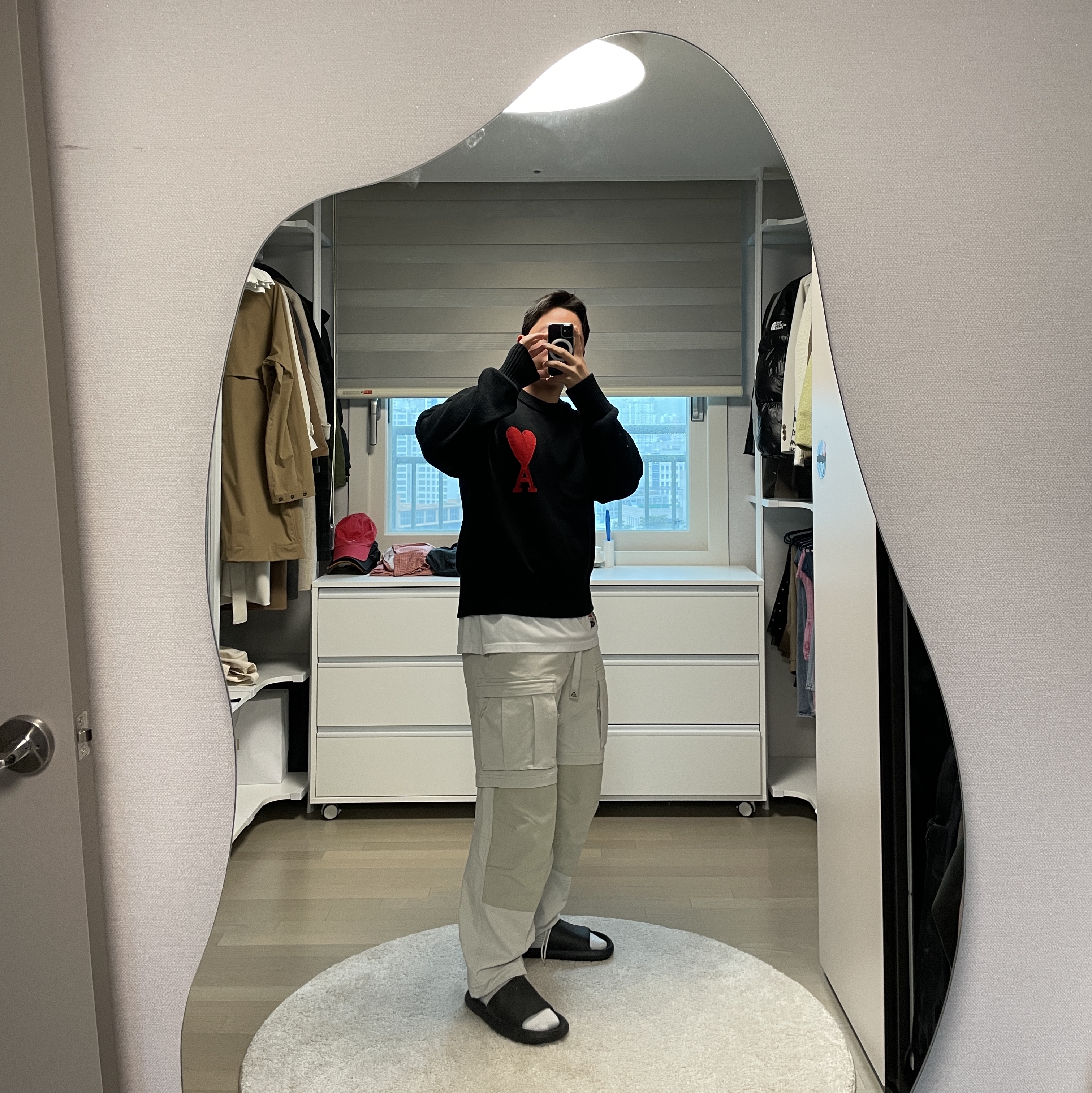 Nike ACG Smith Summit Cargo Pants Light Bone - Asia, AMI de Coeur Oversize Intarsia Sweater Black Red 착용 스타일 - 1