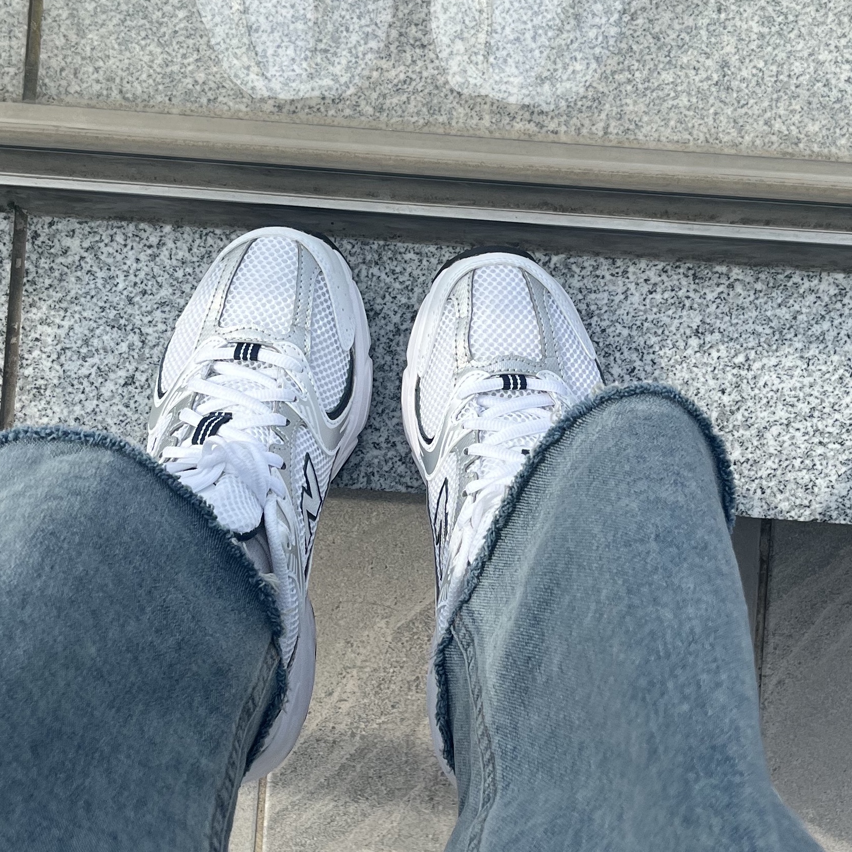New Balance 530 White 착용 스타일 - 1