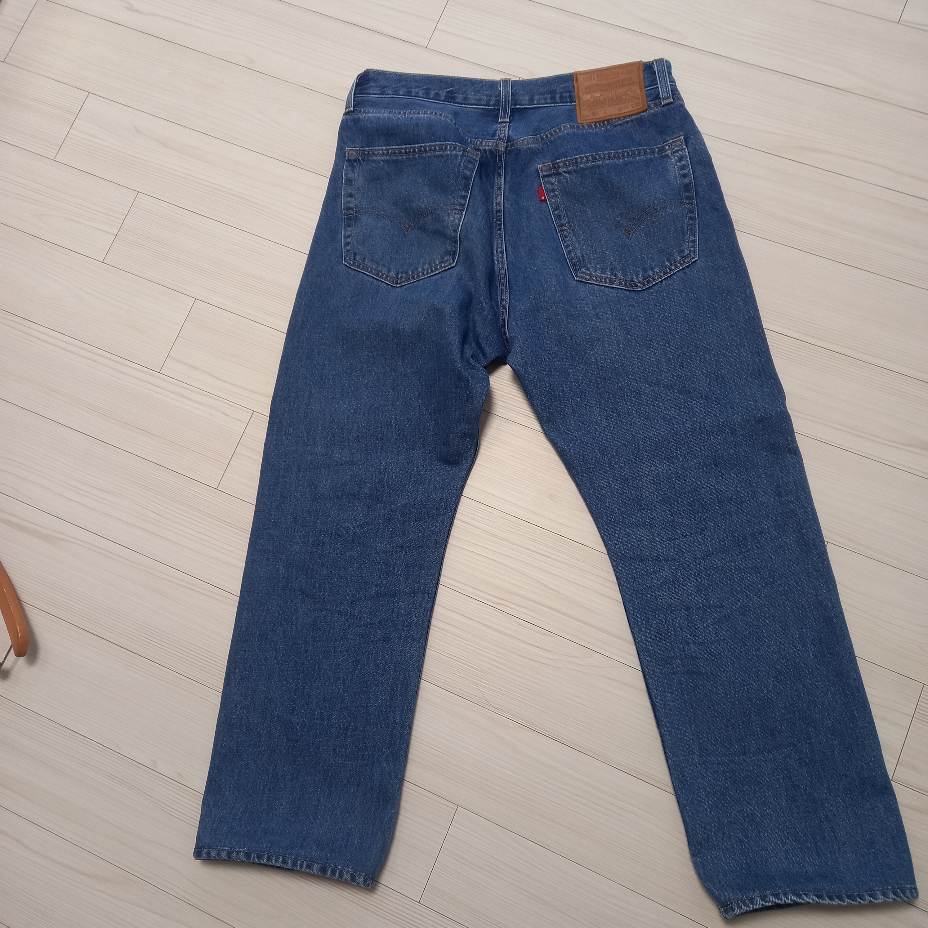 Levi's 501 Original Fit Jeans Medium Indigo 착용 스타일 - 2