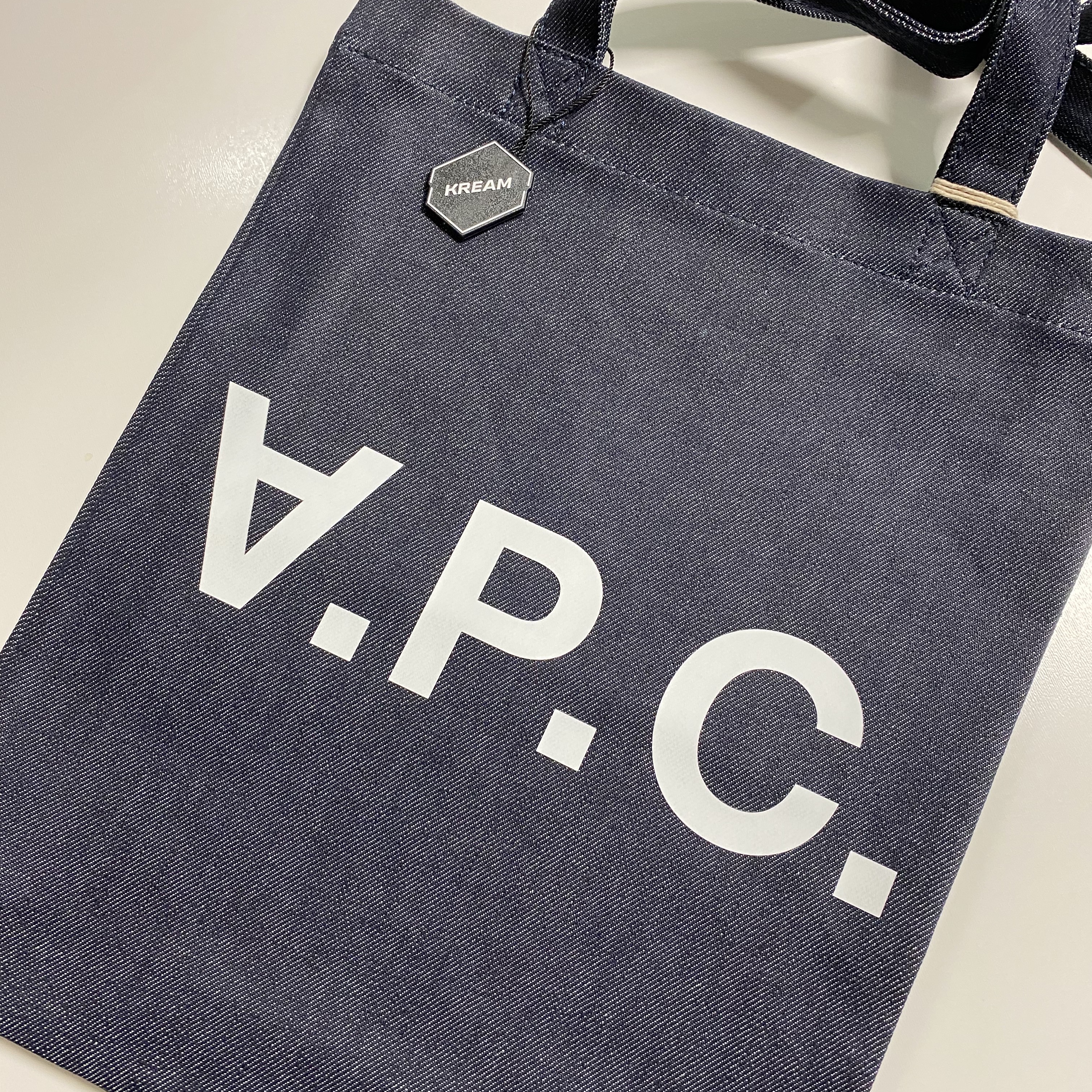 A.P.C. Laure Tote Bag Blue 착용 스타일
