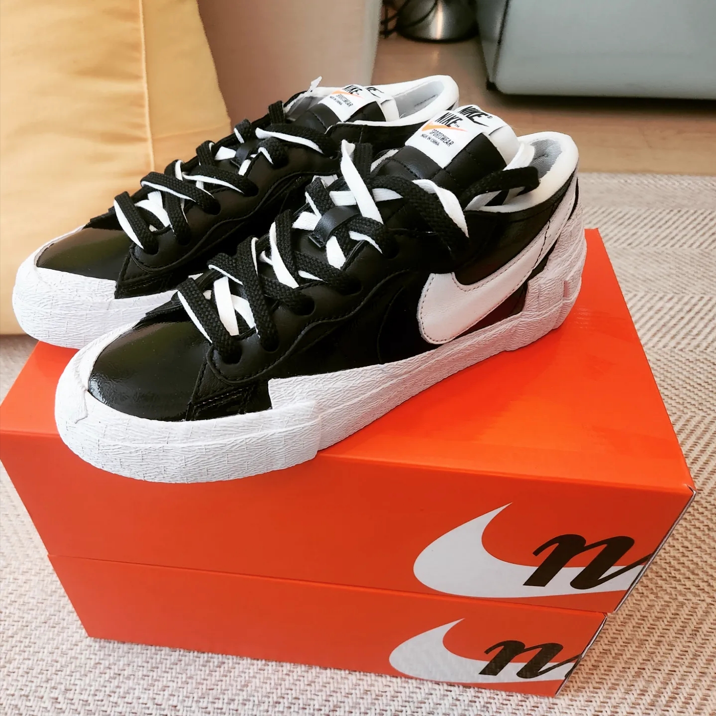 Nike x Sacai Blazer Low Black Patent Leather 착용 스타일 - 4