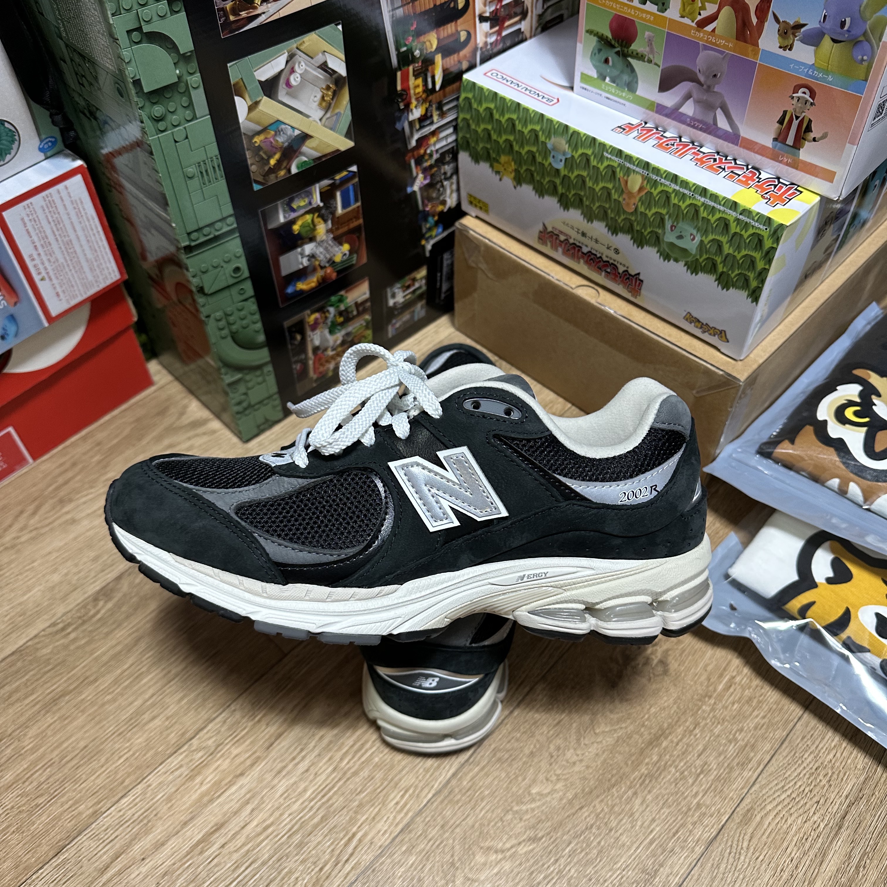 New Balance 2002R Premium Vintage Black 착용 스타일 - 2