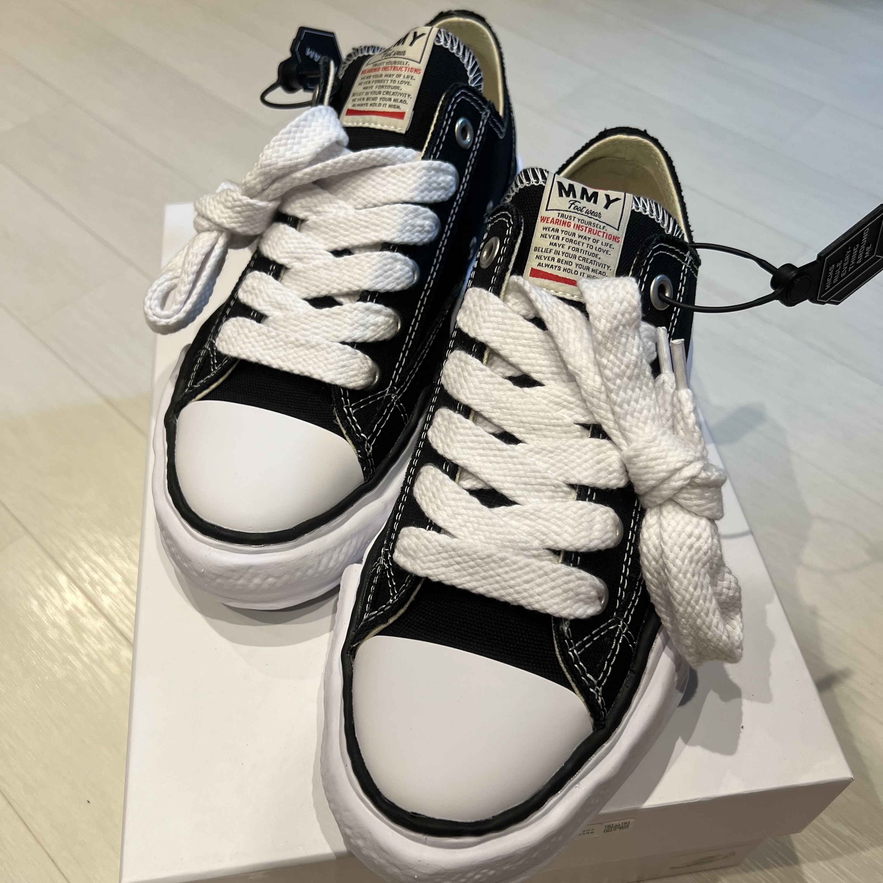Maison Mihara Yasuhiro Peterson OG Sole Canvas Low Sneakers Black 착용 스타일 - 2