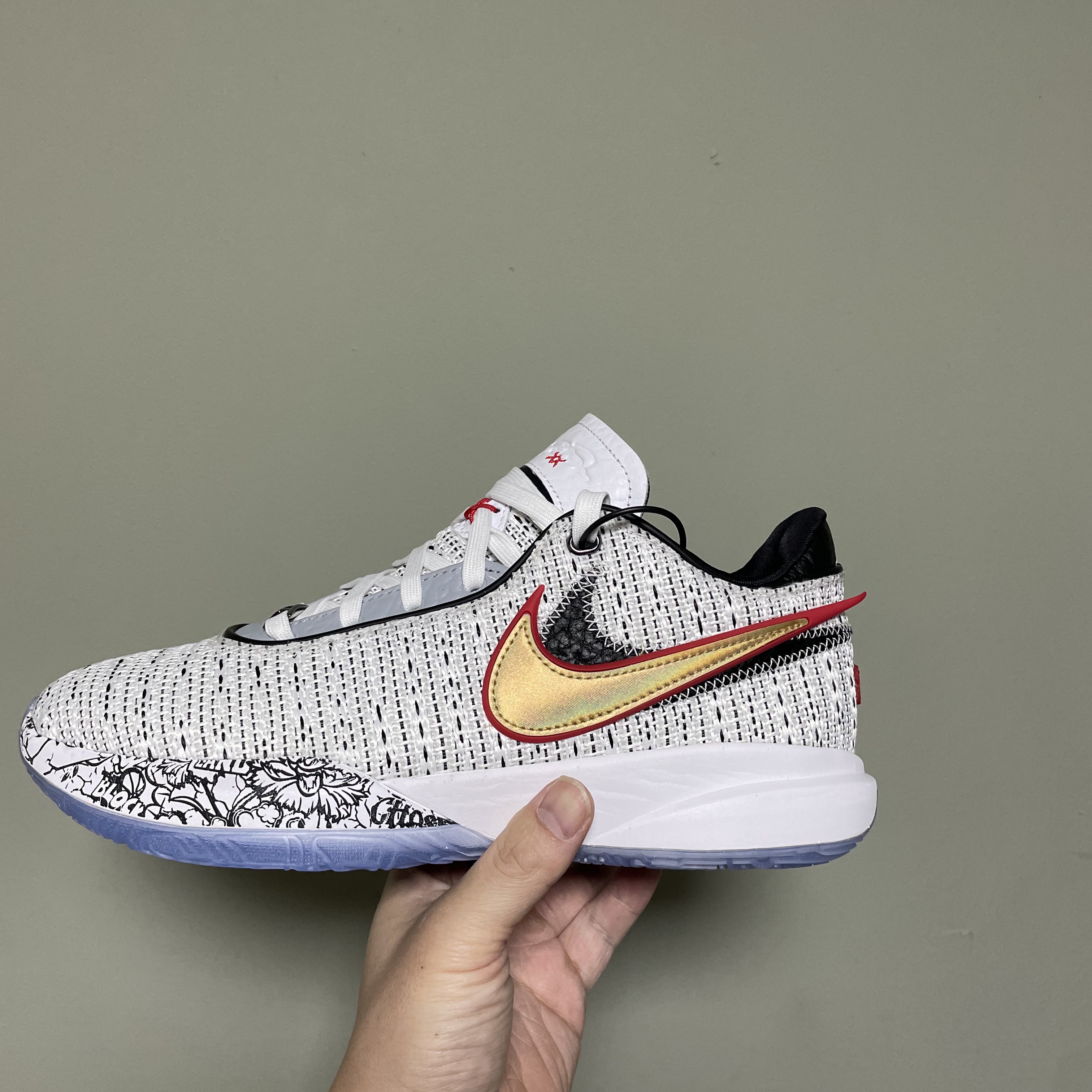 Nike LeBron XX EP White Metalic Gold 착용 스타일