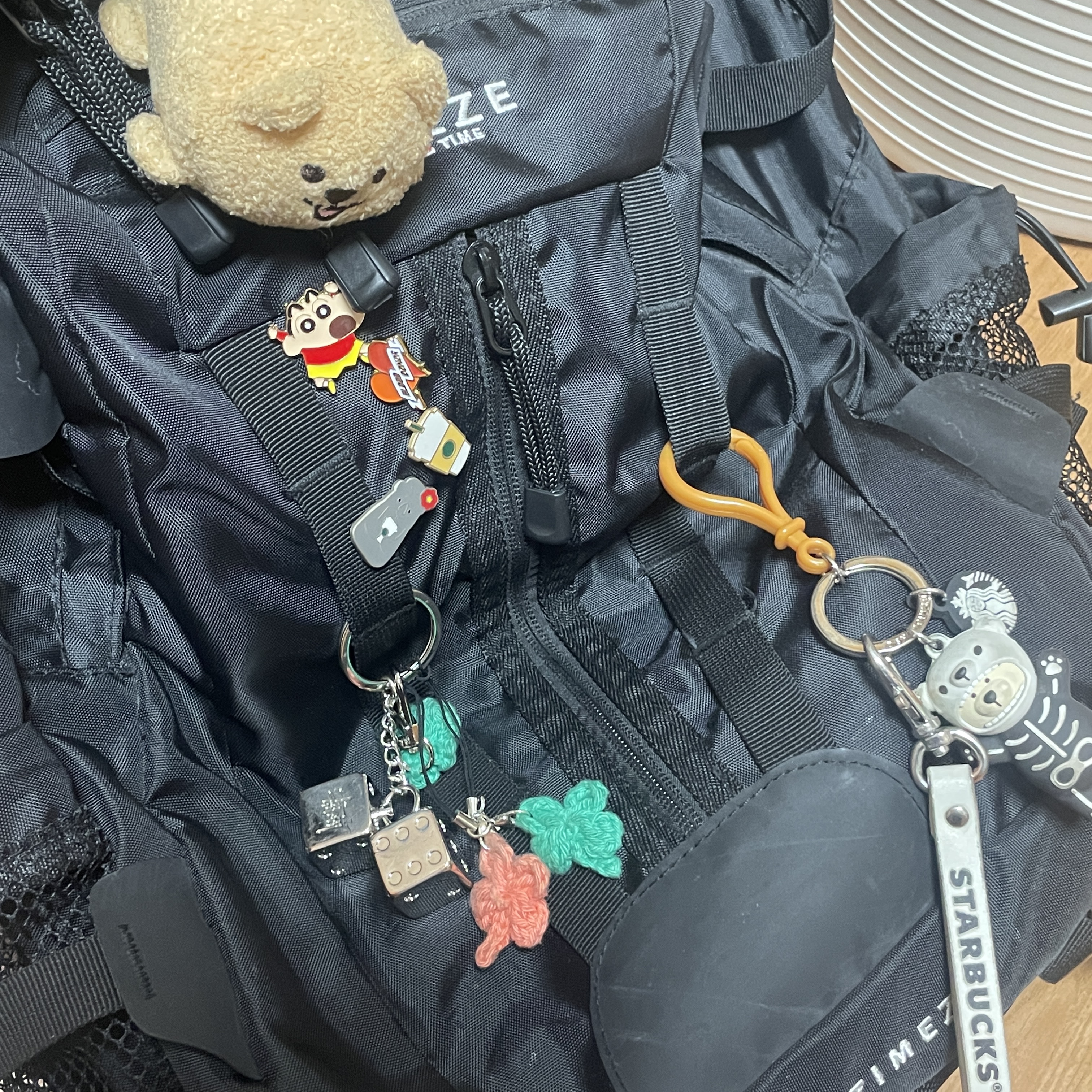 Stussy Metal Dice Keychain Silver 착용 스타일 - 2