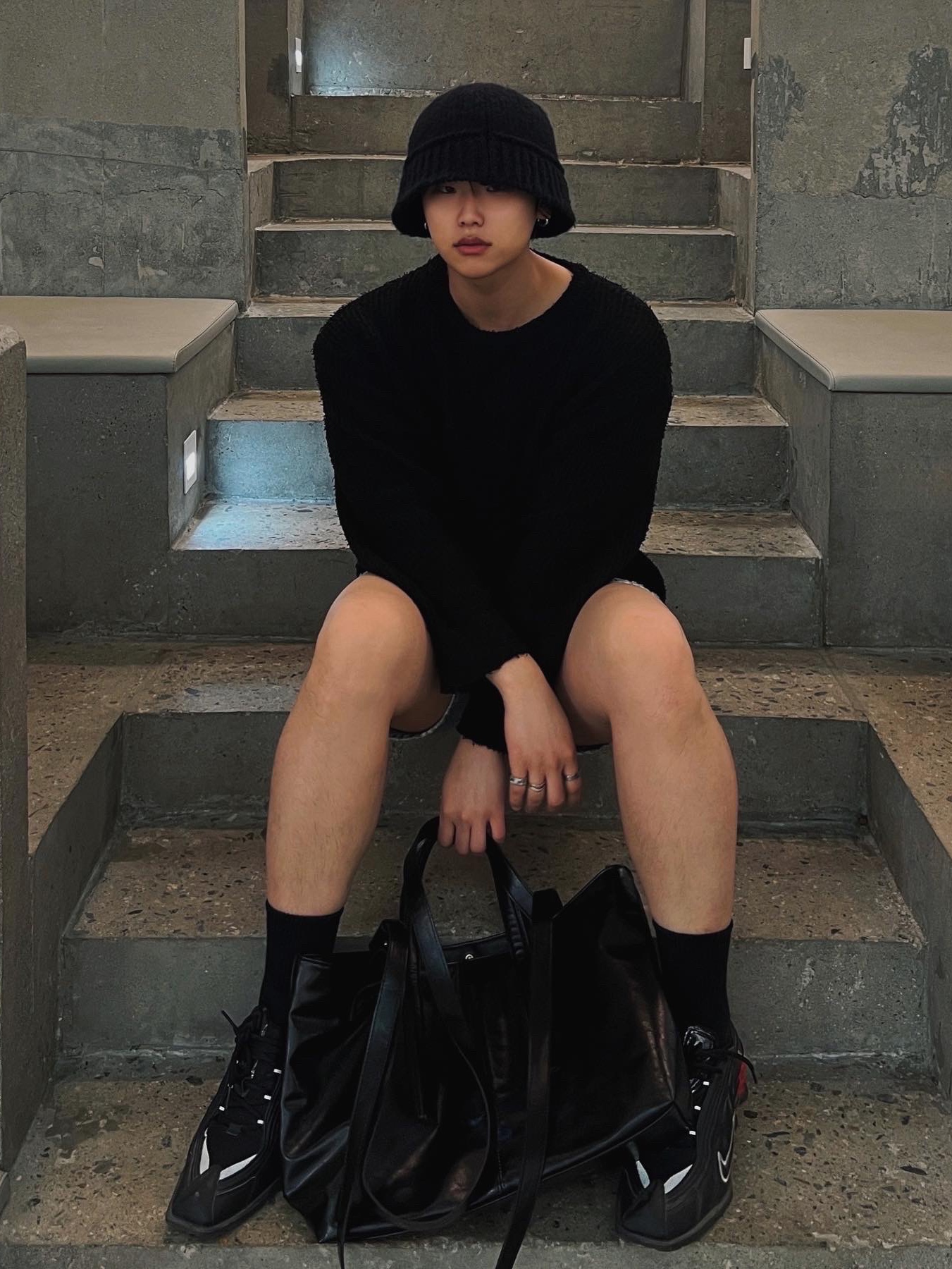 Nike x Martine Rose Shox MR4 Black 착용 스타일 - 1