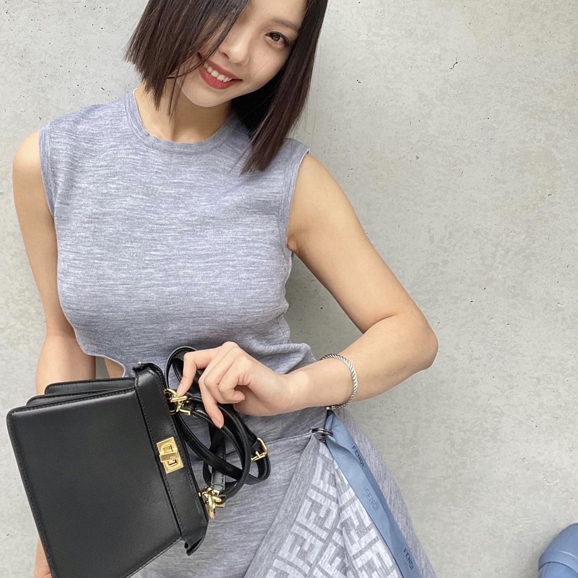 Fendi Peekaboo Iseeu Padded Nappa Leather Petite Bag Black 착용 스타일 - 4