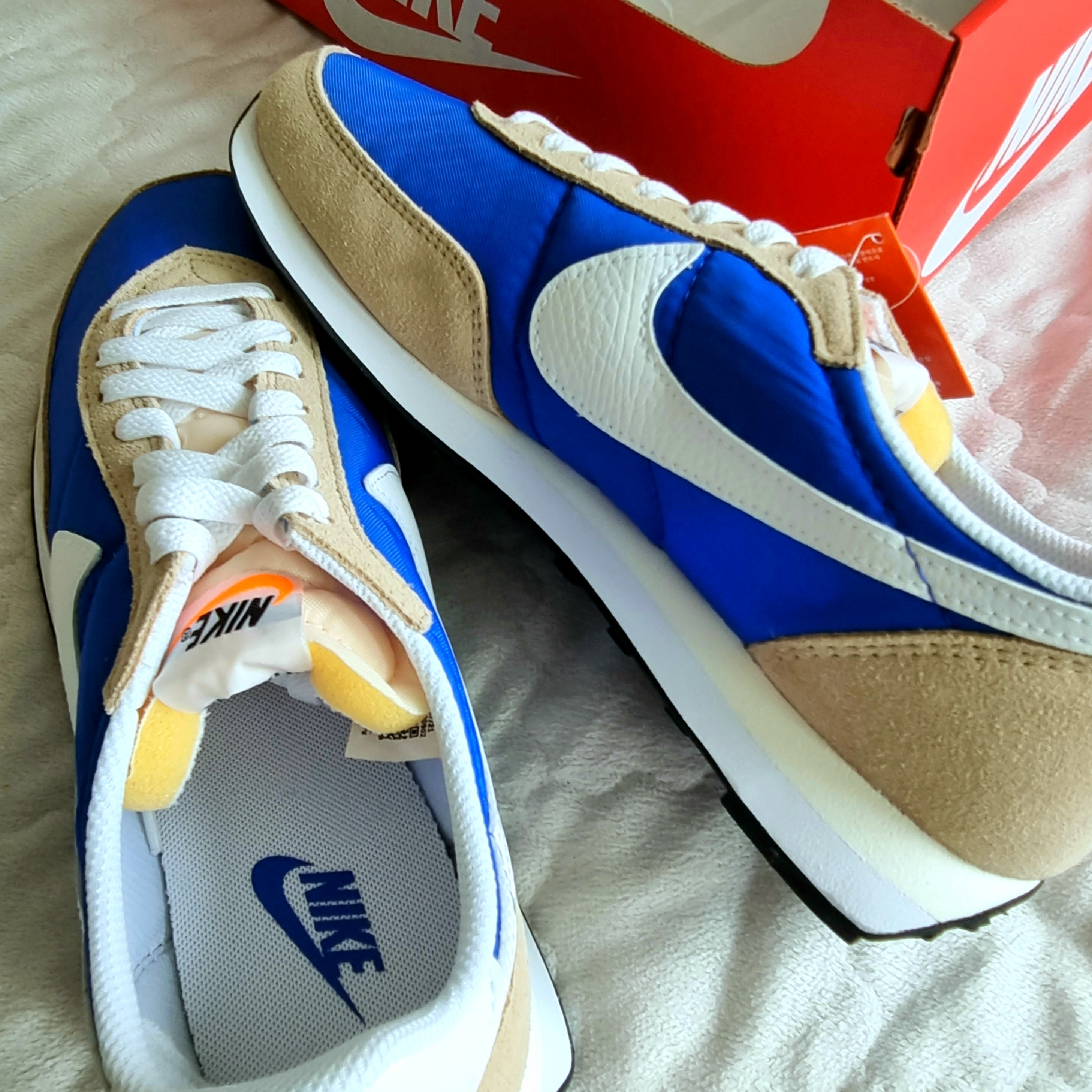 Nike Waffle Trainer 2 Hyper Royal Rattan 착용 스타일