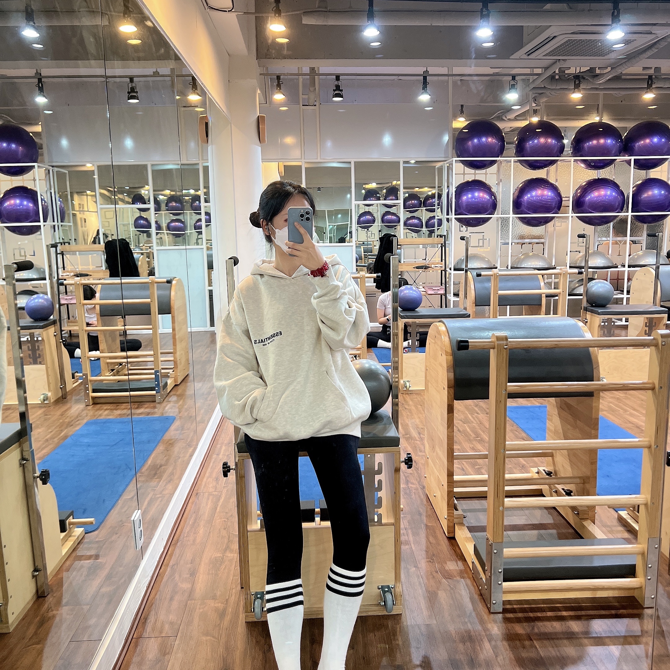 Essentials The Core Collection Hoodie Light Oatmeal 착용 스타일
