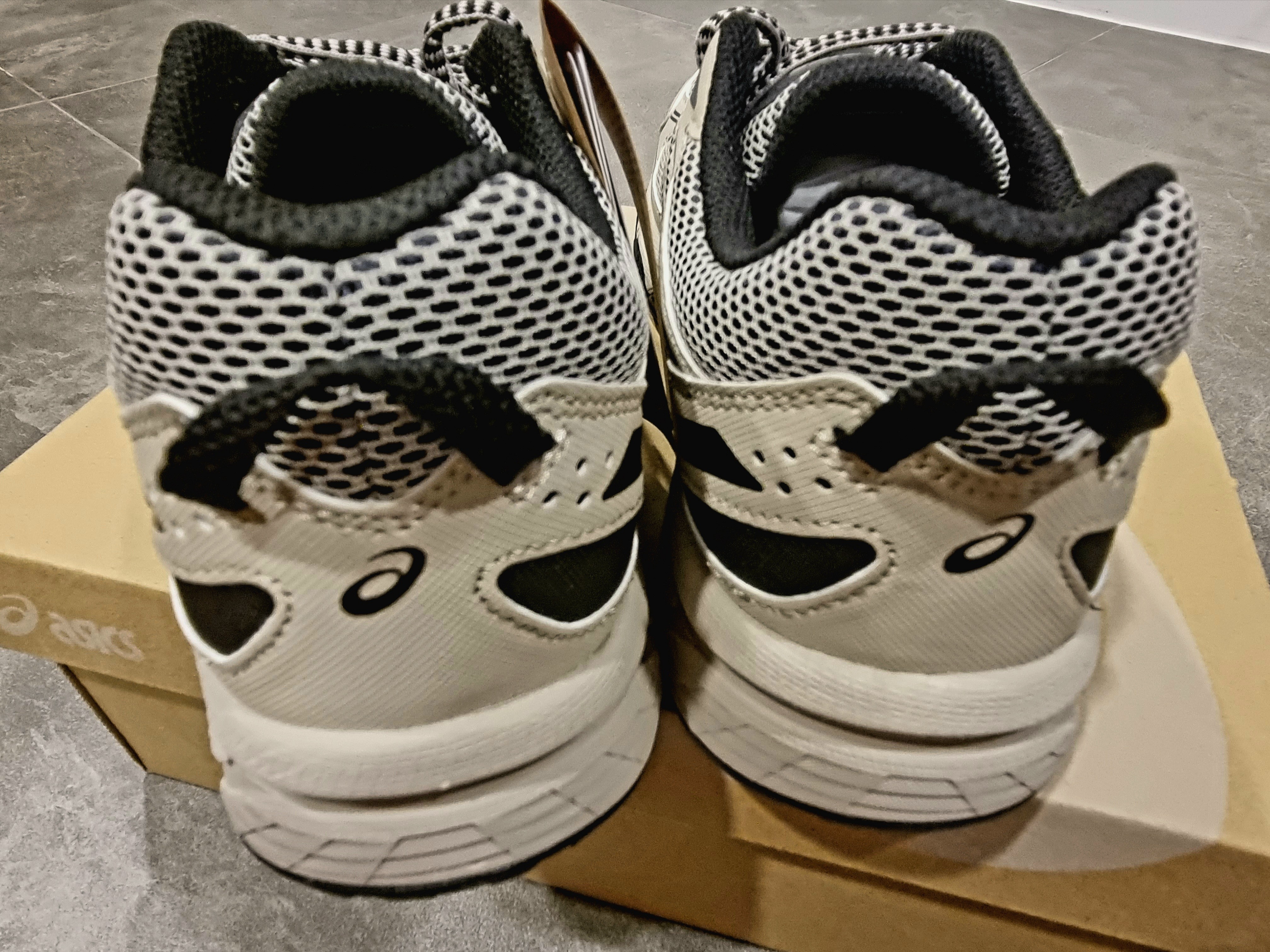 Asics Gel-Venture 6 Feather Grey Black 착용 스타일 - 4