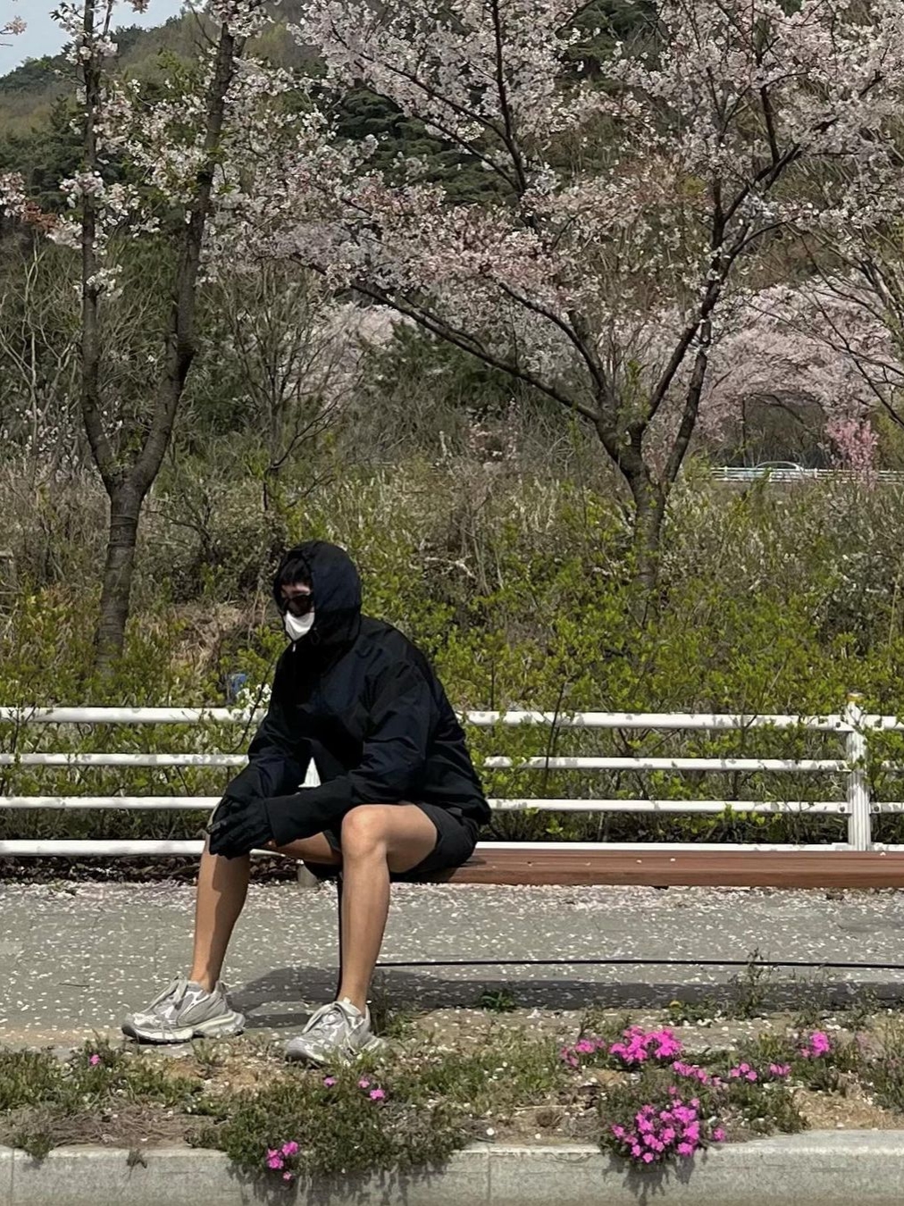 [KREAM 단독] AOP x Side Service Uzumaki Track Jacket Navy Black, (W) Balenciaga 3XL Sneakers Light Beige 착용 스타일 - 3