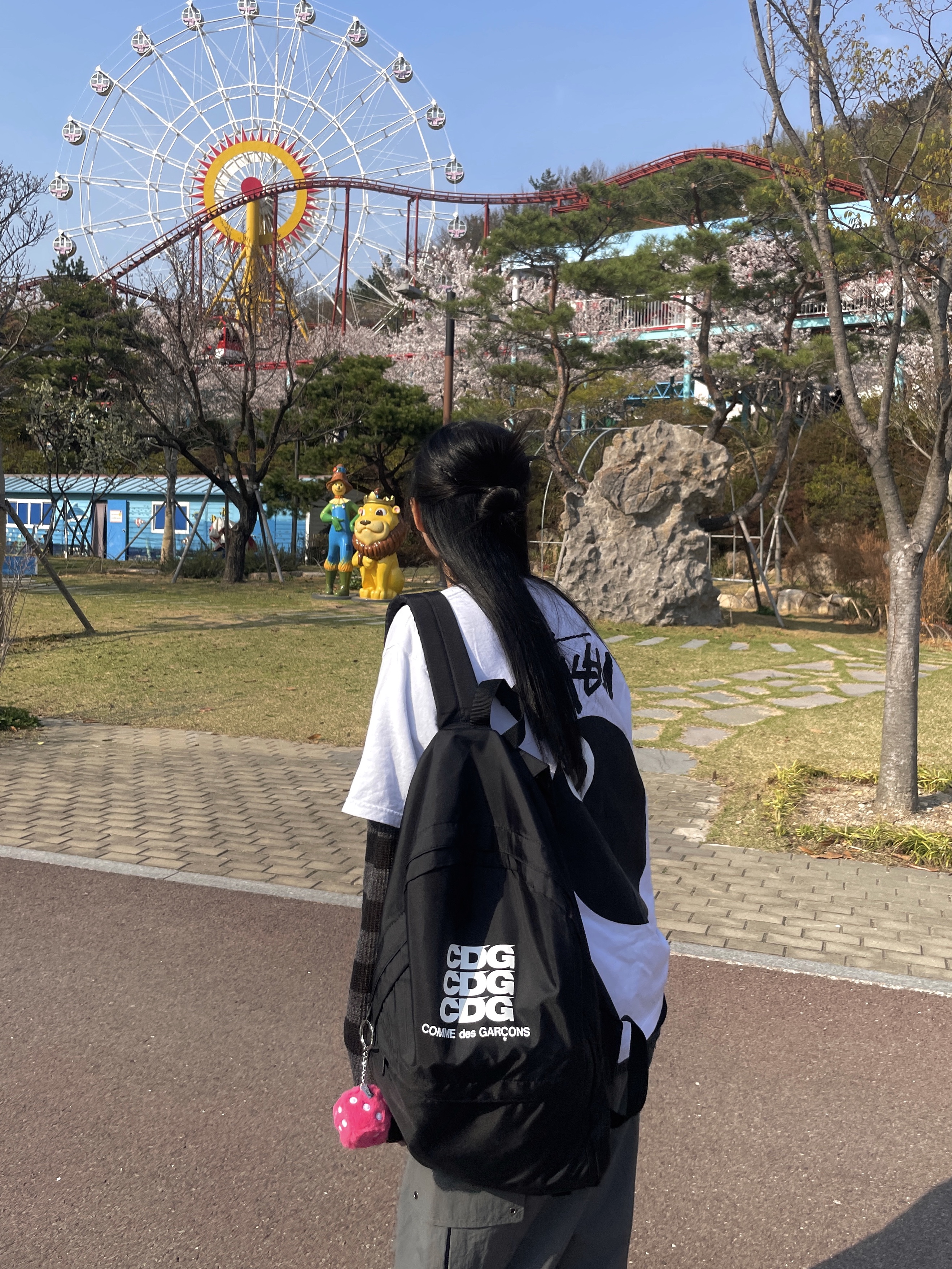 Stussy 8 Ball T-Shirt White - 22SS, CDG Backpack Black 착용 스타일 - 2