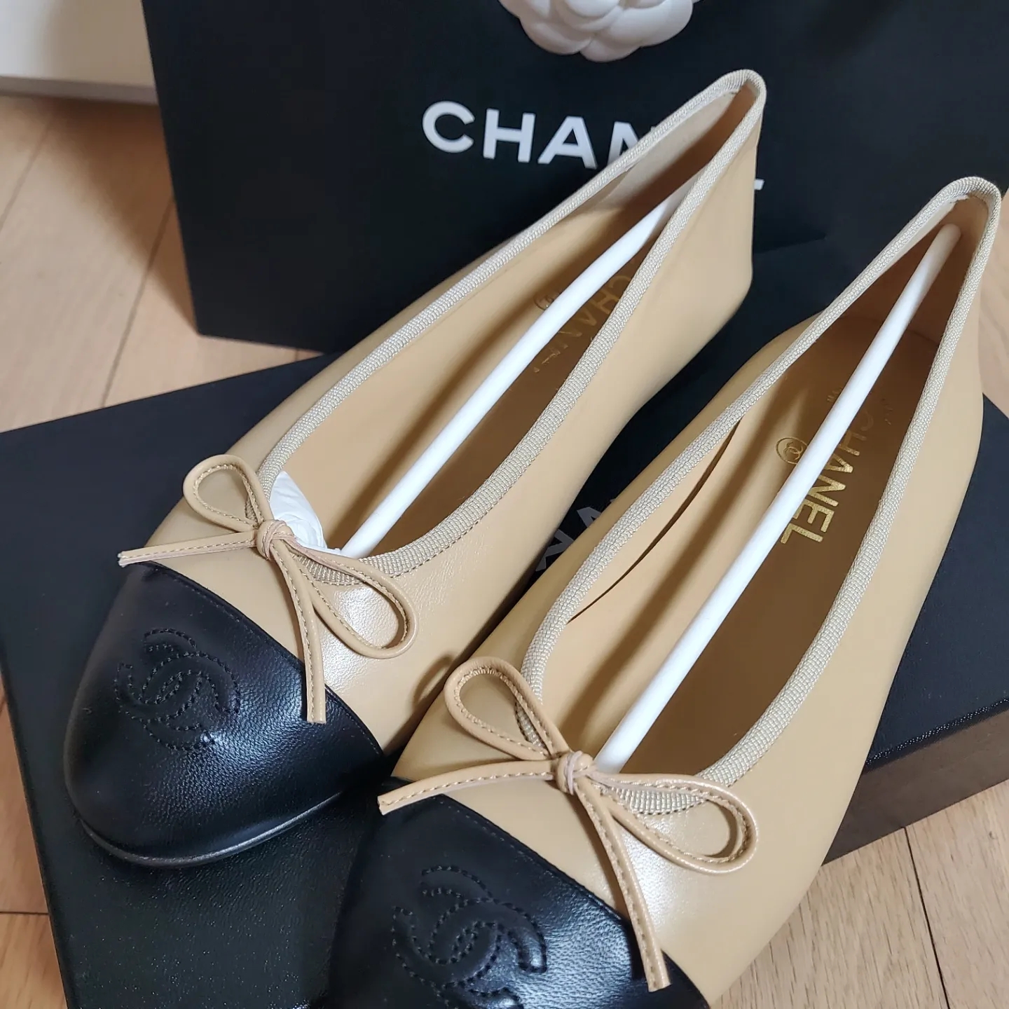 (W) Chanel Ballerina Flat Lambskin & Beige Black 착용 스타일
