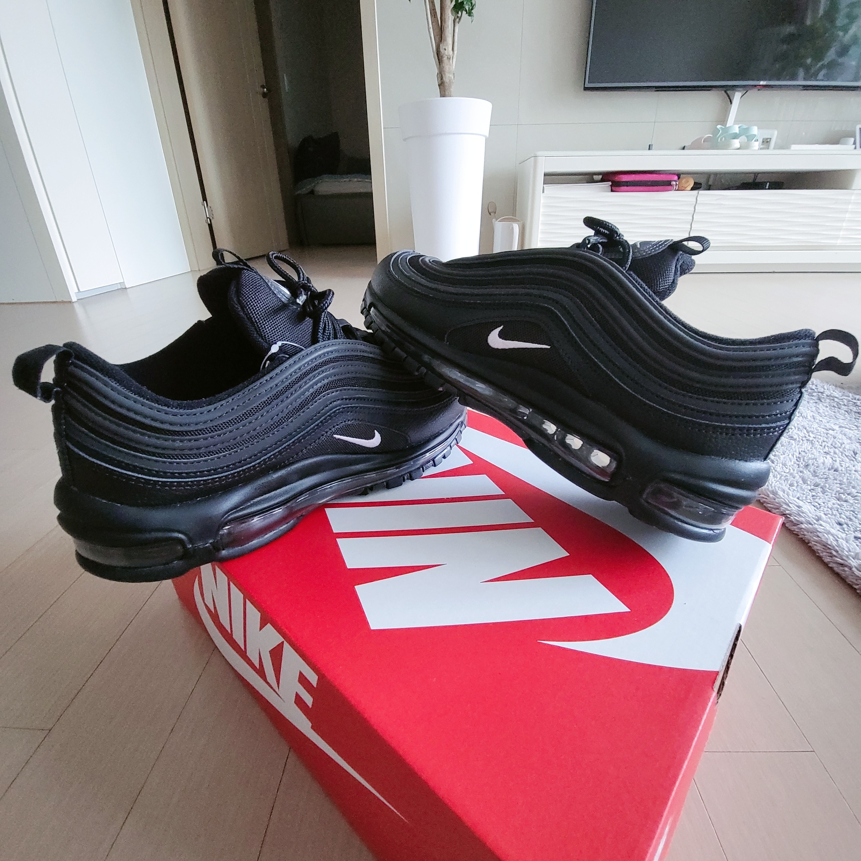 Nike Air Max 97 Black White Anthracite 착용 스타일 - 1
