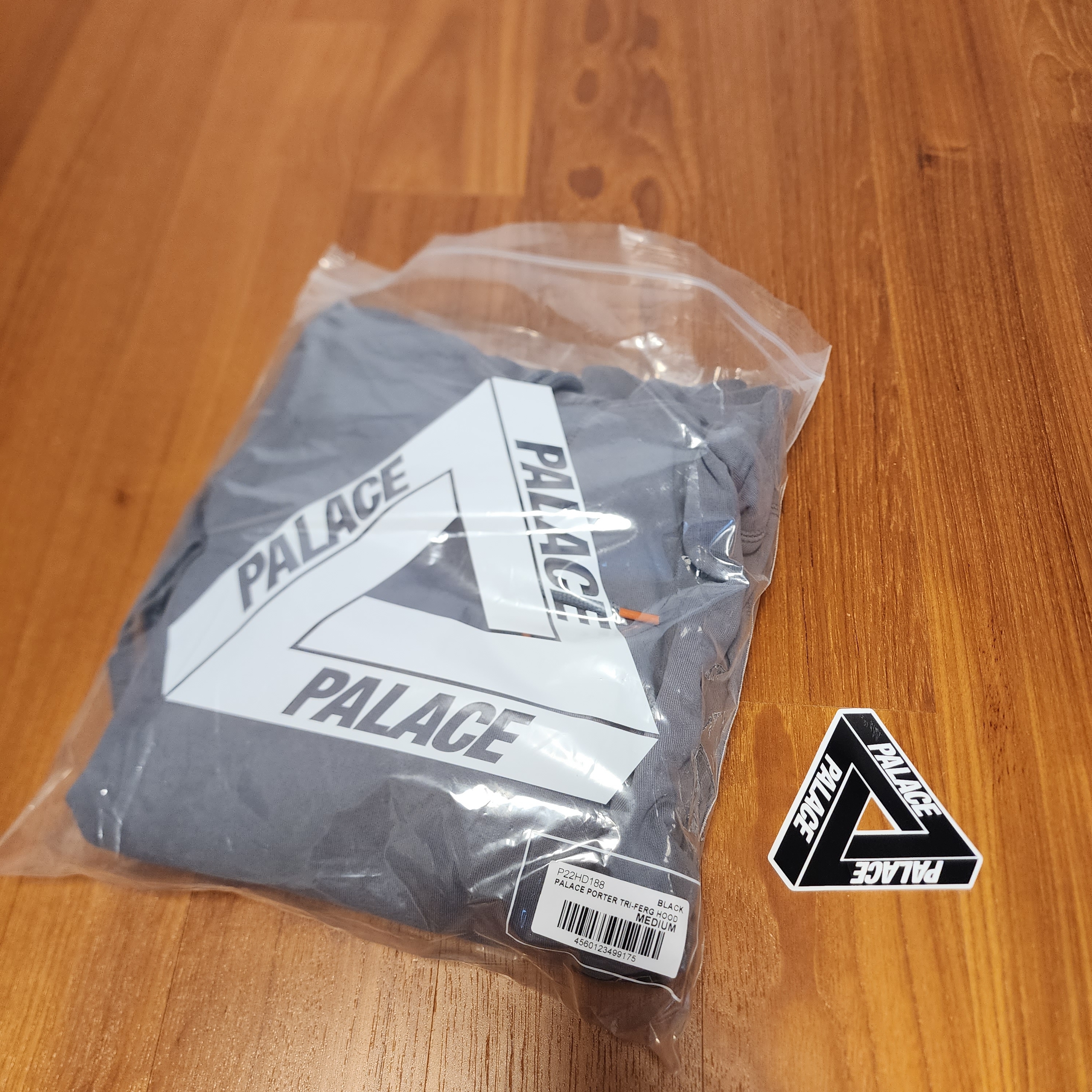 Palace x Porter Tri-Ferg Hoodie Gray 착용 스타일 - 4