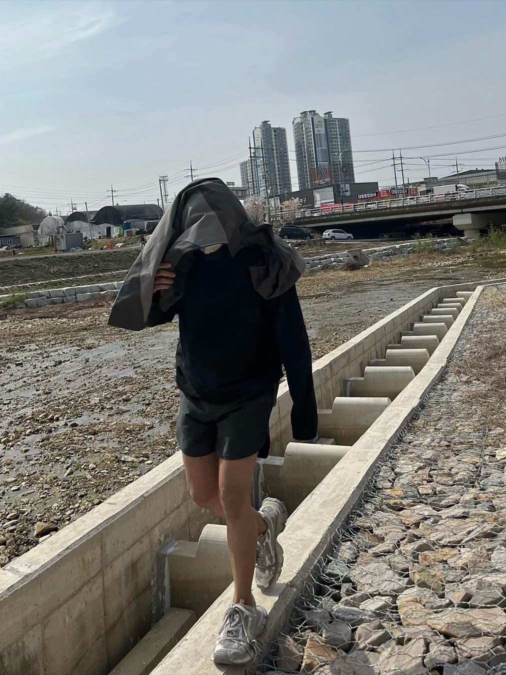 [KREAM 단독] AOP x Side Service Uzumaki Track Jacket Grey Charcoal 착용 스타일 - 2