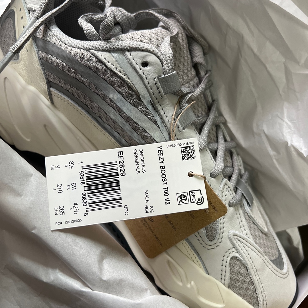 Adidas Yeezy Boost 700 V2 Static 2022, Adidas Yeezy Boost 350 V2 Core Black White 2022 착용 스타일 - 1