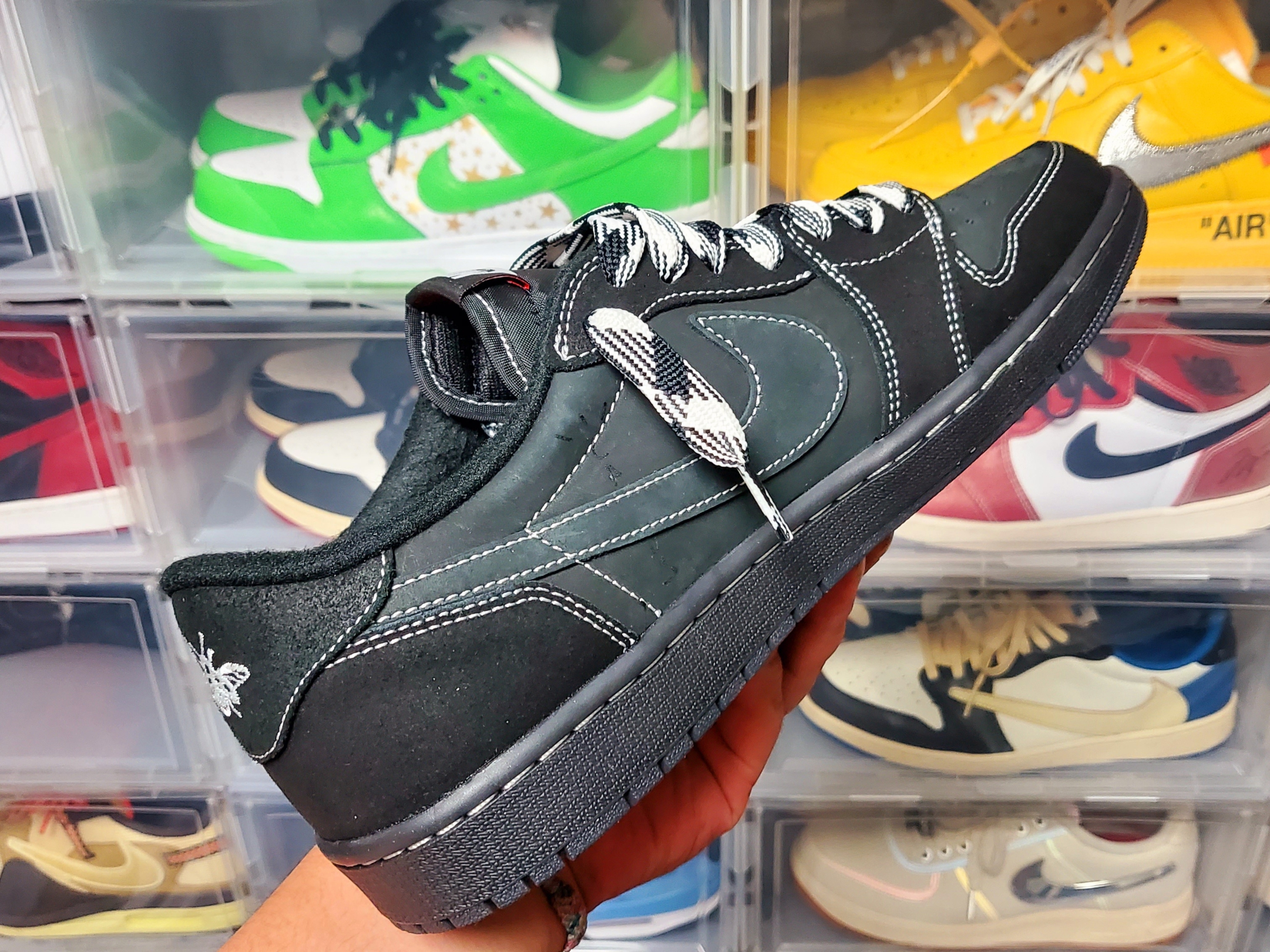 Jordan 1 x Travis Scott Retro Low OG SP Black Phantom 착용 스타일 - 5