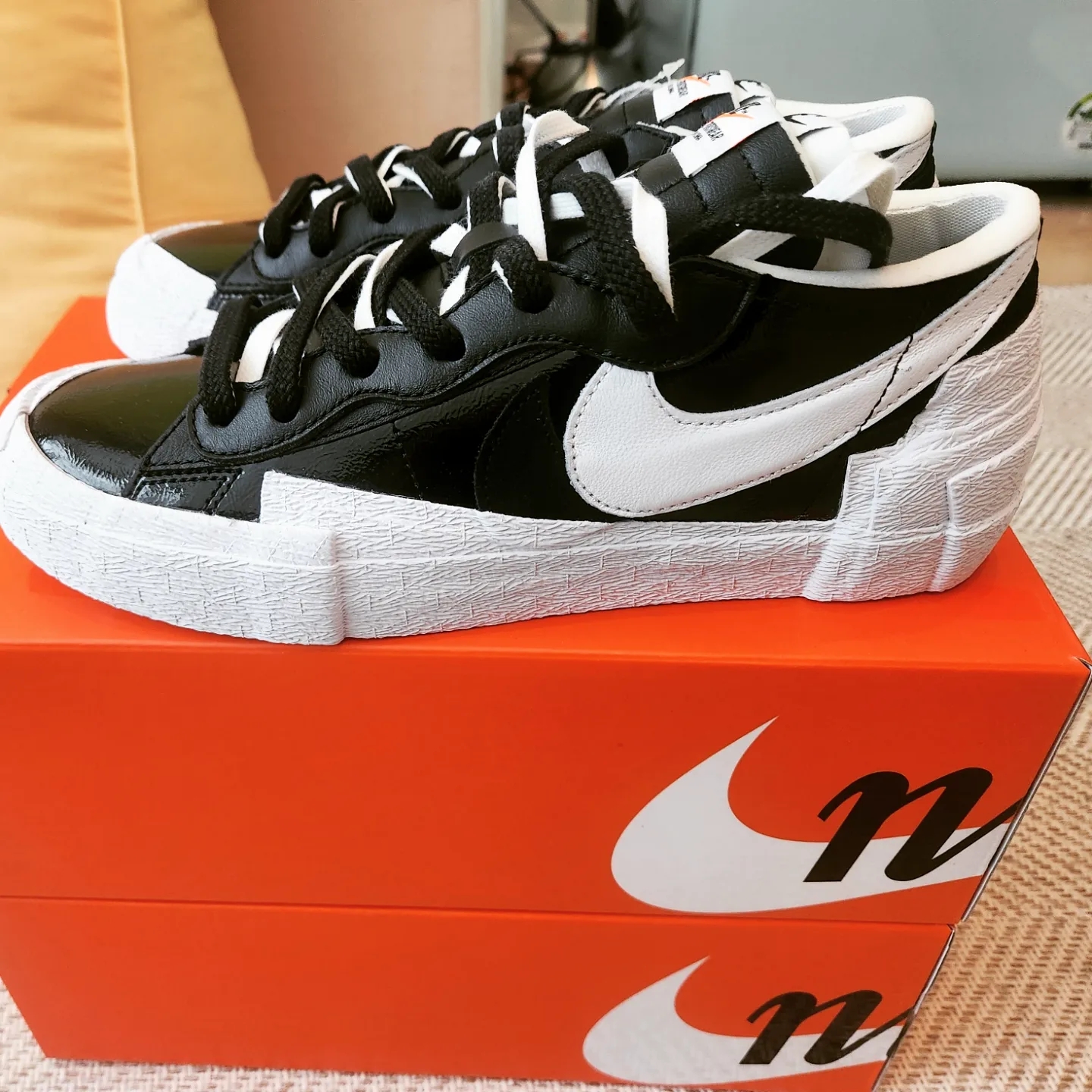 Nike x Sacai Blazer Low Black Patent Leather 착용 스타일 - 1